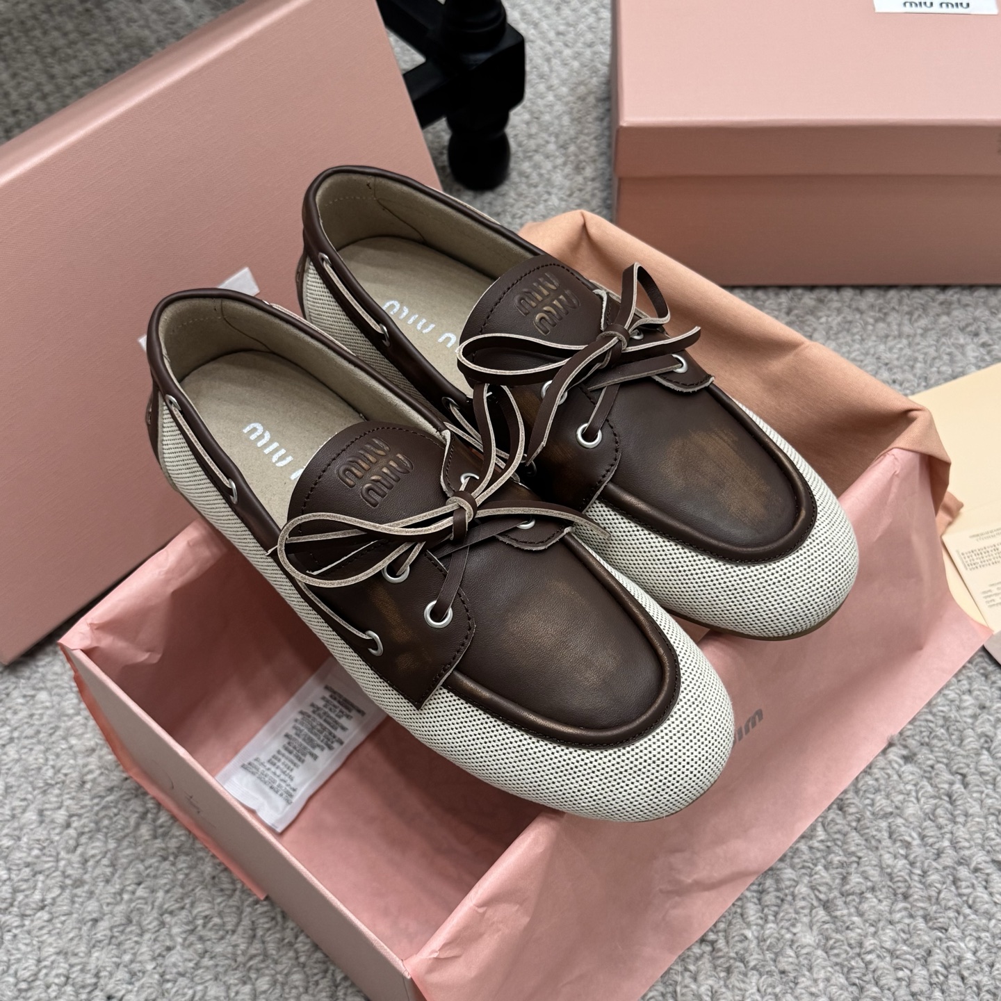 NO:229686,Comfortable Miu Miu 25 spring and summer series sailing leather shoes The new season of lace-up sailing leather shoes, inspired by classic sailing shoes, injecting exquisite cowhide into a relaxed and old details. Classic khaki and white color scheme, paired with bow drawstring design, relaxed and casual. zp custom polished calfskin sheep velvet inner footbed zp open mold rubber sole size 35-40, loafers semi-trail, miumiu, loafers, cowhide19860909舒适款 Miu Miu25春夏系列帆船皮鞋 新一季系带帆船皮鞋,灵感来源于经典帆船鞋,将精致的牛皮注入松弛感的做旧细节处理.经典的卡其色以及白色配色,搭配有蝴蝶结抽绳设计,张弛有度且随性自我. zp定制擦色小牛皮 羊反绒内里垫脚 zp开模橡胶底 码数35-40,乐福鞋半拖,miumiu,loafers,cowhide,Women's Shoes