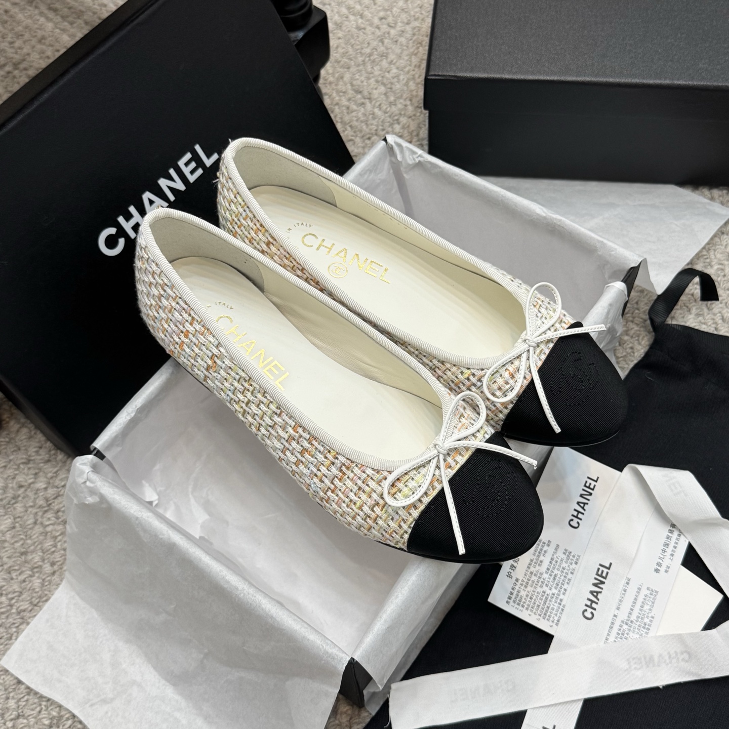 NO:229717,Classic model (high version) CHANEL 25ss Spring and summer top version HK overseas purchasing Original 1:10,000-year classic bow Round head ballet shoes Not much good quality, truly achieve no pressure when entering and leaving the counter. Regardless of last shape, leather selection, and manufacturing technology, they are genuine craftsmanship, very exquisite. Fabric sheepskin/silk/sheep tiles imported sheepskin (sweat absorbing and soft) Sole Italian special A-grade genuine leather sole Size 35-41 (41 customized), ballet shoes, chanel, sheepskin, silk fabric, sheep19860909经典款（高版本） CHANEL 25ss 春夏顶级版本 HK海外代购 原版1:1万年经典蝴蝶结 圆头芭蕾舞鞋 好品质不多 真正做到随便进出专柜无压力 无论楦型、皮料选择、制造工艺都是正品工艺,十分考究. 面料羊皮/绸缎/羊猄 内里进口绵羊皮（吸汗柔软） 鞋底意大利特A级真皮底 码数35 －41(41订做),芭蕾舞鞋,chanel,sheepskin,silk fabric,sheep,Women's Shoes