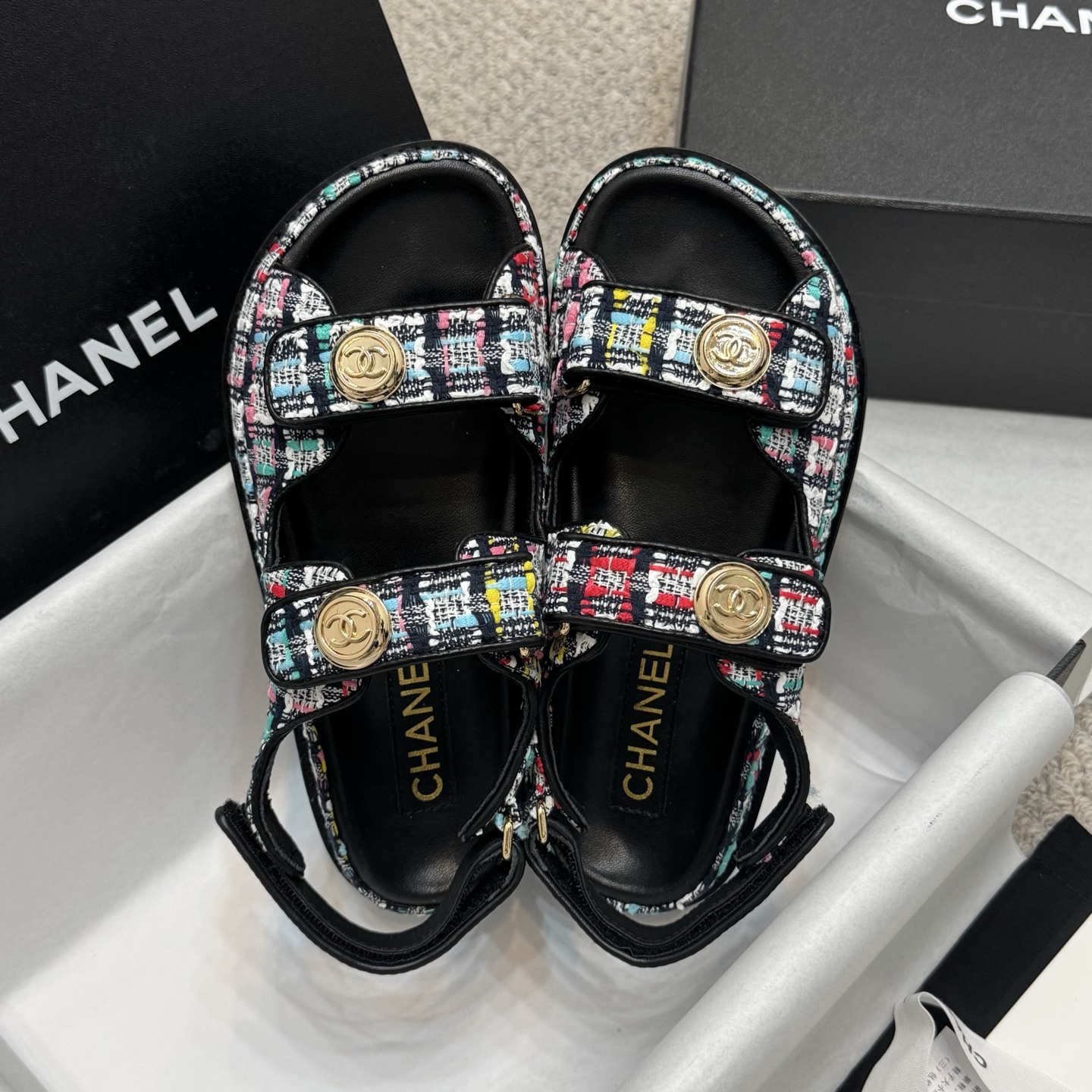 NO:259804,Hot leather and cloth * 25C ​​spring and summer classic sandals!  Beach shoes are booming on the entire network!  The latest model in the counter is still made me willing to buy it. Only by buying it will you know its fashion. Popular and popular models must be ranked. All four seasons of matching are invincible. Various bloggers and internet celebrity styles are all visible. Super recommended models!  This series is available now. Buy for 10,600!  Full-layer luxury leather large bottom, original material!  Welcome to compare!  Material butter leather/cloth surface, inner velvet inner, large bottom leather large bottom Size35-42 are all equipped with top-level counter-level packaging!  ,slippers,sandals,slippers,Leather soles19860909火爆款皮面布面 * 25C春夏经典款凉鞋！ 沙滩鞋全网爆爆爆！专柜最新款,上脚依然让我心甘情愿剁手入,购入手才会知道它的时髦,人气爆款必须得有它排名,四季搭配都无敌了,各种博主、网红范搭配尽显眼前,超级推荐款！本系列现已发售. 以10600购入！全层奢侈真皮大底,原版材料！欢迎对比！ 材质牛油皮 /布面 内里绒里 大底真皮大底 Size35-42 均配顶级专柜级包装！,拖鞋凉鞋,sandals,slippers,Leather soles,Women's Shoes