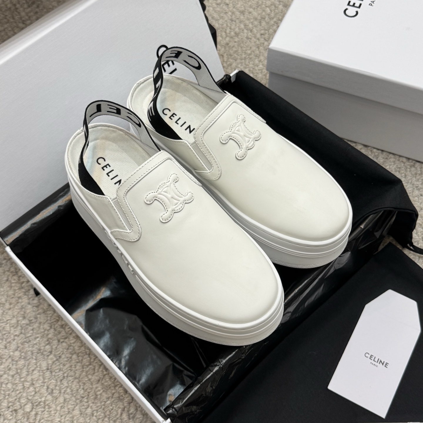 NO:223251,High-end Celine Arc de Triomphe 25ss Spring and summer new style semi-slippers full of high-end feel. Internet celebrity ins grass planting artifact, very retro style, full of aura, very novel design style, high-end and very comfortable. High-end artifact The imprinted celine logo highlights the brand charm. Fabric original cowhide/heel webbing logo/wool inner sheepskin outsole original outsole Size35-40, loafers, celine, celine, loafers, slippers, cowhide, sheepskin19860909增高款 Celine 赛琳 凯旋门 25ss 春夏新款 半拖鞋 高级感十足 网红ins种草神器、非常复古风、气场十足单品、设计风格非常新颖、高档且非常舒适. 增高神器 压印celine标志彰显品牌魅力 面料原版牛皮/后跟织带logo/毛 内里羊皮 大底原版大底 Size35-40,乐福鞋,celine,celine,loafers,slippers,cowhide,sheepskin,Women's Shoes