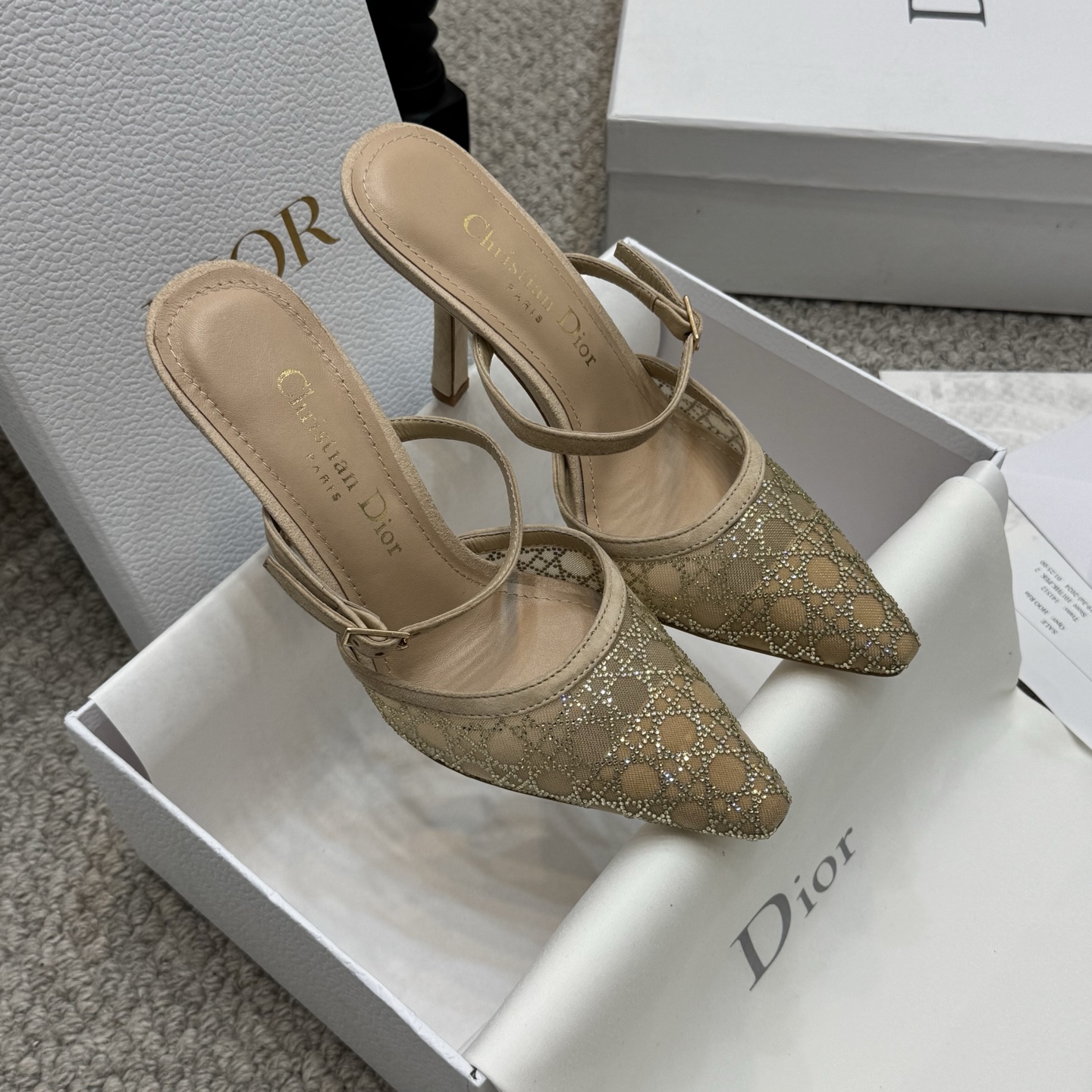 NO:223280,High version Dio's newest mesh rhinestone high heels bling bling flashes out of the galaxy classic shoe shape super modified foot shape The single master key in the closet is the one step at a time, worth every girl to have! Material upper imported mesh super flash rhinestone foot pad: sheepskin Outsole: Italian leather outsole Heel height 10cm/6.5cm Size standard size 34-43 (34.40.41.42.43. Custom made), high heels, dior, high heels, sheepskin, Leather soles19860909高版本 Dio*新款网纱水钻高跟鞋 bling bling闪出银河系 经典鞋型超级修饰脚型 衣橱里单万能钥匙非它莫属 一步一优雅 值得每一位女生拥有! 材质鞋面进口网纱超闪水钻 垫脚:羊皮 大底:意大利真皮大底 跟高10cm/6.5cm Size标准码34-43 (34.40.41.42.43. 订做）,高跟鞋,dior,high heels,sheepskin,Leather soles,Women's Shoes