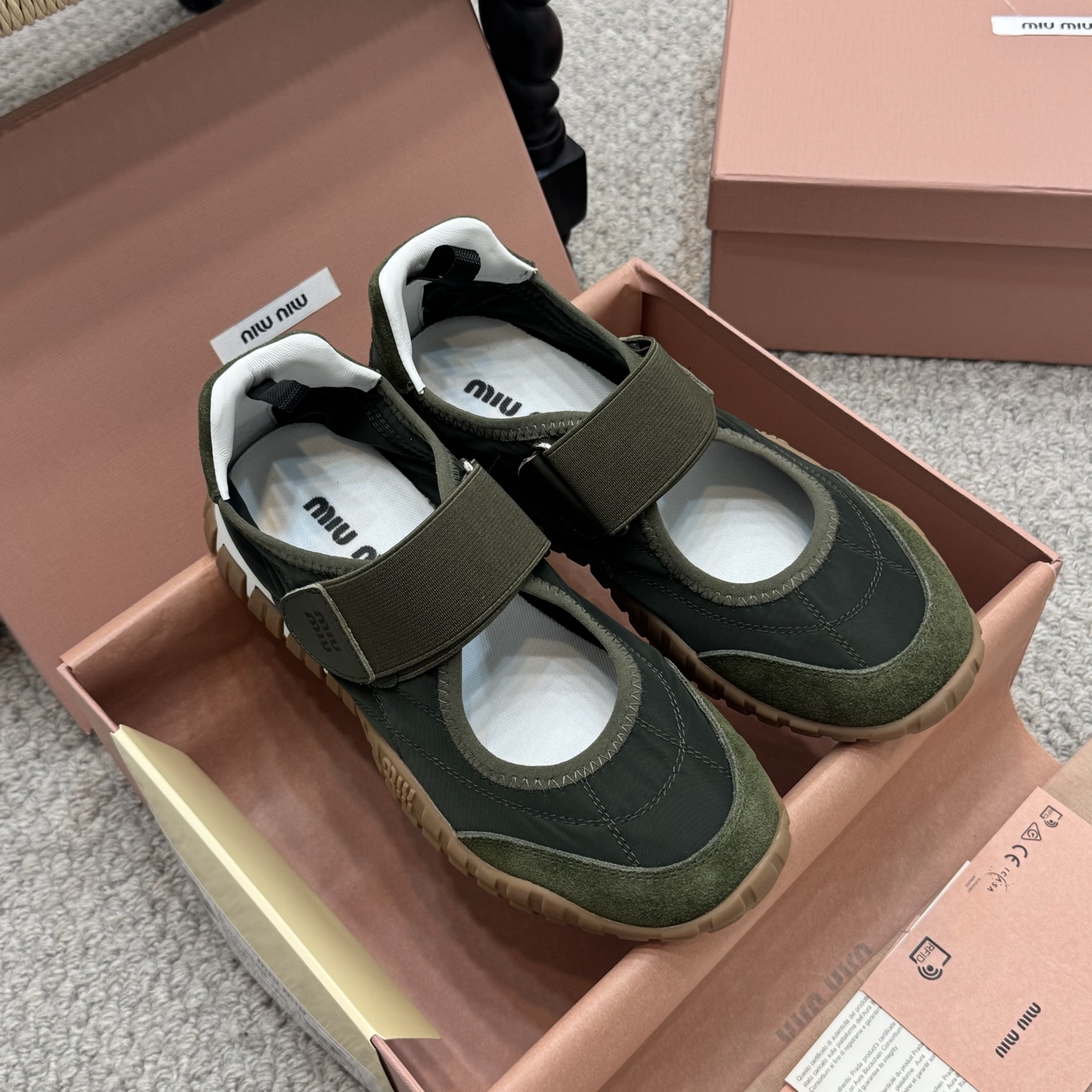 NO:223242,Comfortable model MIUMIU Miu Latest Tyre series casual sports shoes German training shoes biscuit shoes original purchase and development Made this Tyre combines elegant temperament and sports functions. The dynamic rubber sole is flexible and wear-resistant, reminiscent of tire patterns. This version of sneakers is made of fabric fabric and suede leather, indicating Miu Miu's avant-garde attitude. The delivery counter is exquisitely packaged. The original customized imported fabric   cowhide imported breathable fabric. The sole is original mold-opening and anti-slip TPU material. The bottom thickness is 3CM Size: 35-40, ballet shoes, miumiu, sneakers, cowhide19860909舒适款 MIUMIU缪缪 最新Tyre系列 休闲 运动鞋 德训鞋 饼干鞋 原版购入开发 做货 这款Tyre集优雅气质与运动功能于一身.动感橡胶鞋底柔韧耐磨,令人联想起轮胎花纹.这一版运动鞋选用织物面料与绒面皮革制成,昭示Miu Miu前卫态度 配送专柜精美包装 面料原版定制进口织物 牛皮 内里进口透气织物 鞋底原版开模防滑TPU材质 底厚3CM Size:35-40,芭蕾舞鞋,miumiu,sneakers,cowhide,Women's Shoes