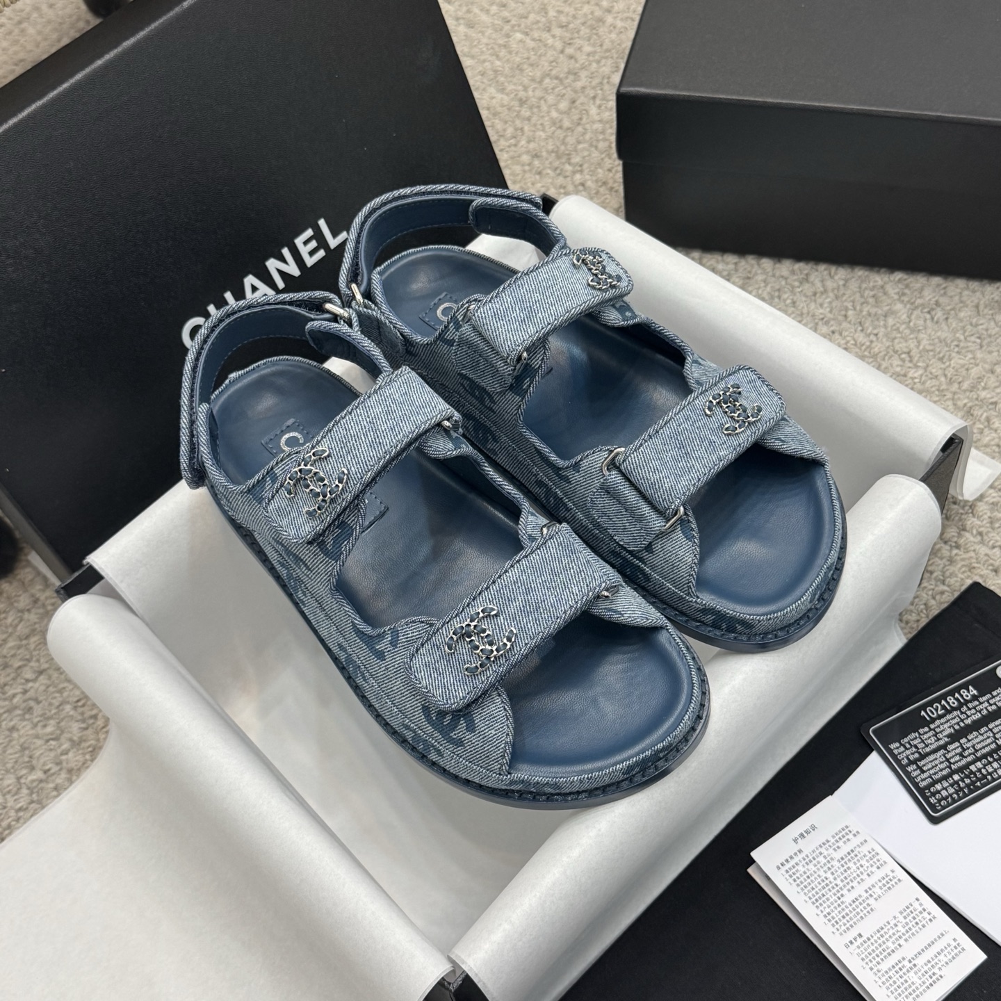 NO:223261,Popular sandals, slippers * 25C ​​classic sandals in spring and summer!  Beach shoes are booming on the entire network!  The latest model in the counter is still made me willing to buy it. Only by buying it will you know its fashion. Popular and popular models must be ranked. All four seasons of matching are invincible. Various bloggers and internet celebrity styles are all visible. Super recommended models!  This series is available now. Buy for 10,600!  Full-layer luxury leather large bottom, original material!  Welcome to compare!  Material denim surface, inner li sheep li, big bottom, leather, Size35-42, all equipped with top-level counter-level packaging!  ,slippers,sandals,slippers,Leather soles19860909火爆款凉鞋 拖鞋 * 25C春夏经典款凉鞋！ 沙滩鞋全网爆爆爆！专柜最新款,上脚依然让我心甘情愿剁手入,购入手才会知道它的时髦,人气爆款必须得有它排名,四季搭配都无敌了,各种博主、网红范搭配尽显眼前,超级推荐款！本系列现已发售. 以10600购入！全层奢侈真皮大底,原版材料！欢迎对比！ 材质牛仔布面 内里羊里 大底真皮大底 Size35-42 均配顶级专柜级包装！,拖鞋凉鞋,sandals,slippers,Leather soles,Women's Shoes