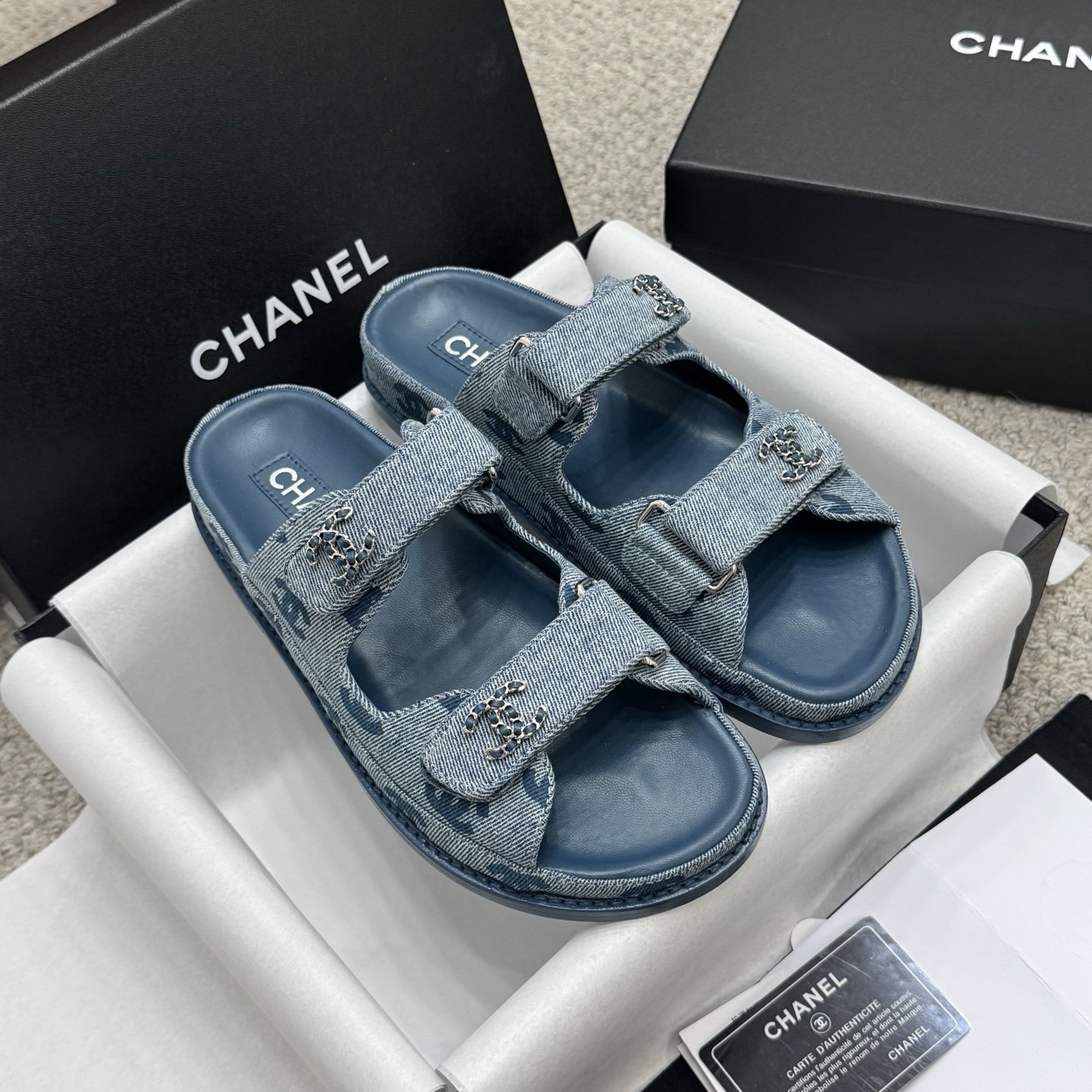 NO:259109,Popular sandals, slippers * 25C ​​classic sandals in spring and summer!  Beach shoes are booming on the entire network!  The latest model in the counter is still made me willing to buy it. Only by buying it will you know its fashion. Popular and popular models must be ranked. All four seasons of matching are invincible. Various bloggers and internet celebrity styles are all visible. Super recommended models!  This series is available now. Buy for 10,600!  Full-layer luxury leather large bottom, original material!  Welcome to compare!  Material denim surface, inner li sheep li, big bottom, leather, Size35-42, all equipped with top-level counter-level packaging!  ,slippers,sandals,slippers,Leather soles19860909火爆款凉鞋 拖鞋 * 25C春夏经典款凉鞋！ 沙滩鞋全网爆爆爆！专柜最新款,上脚依然让我心甘情愿剁手入,购入手才会知道它的时髦,人气爆款必须得有它排名,四季搭配都无敌了,各种博主、网红范搭配尽显眼前,超级推荐款！本系列现已发售. 以10600购入！全层奢侈真皮大底,原版材料！欢迎对比！ 材质牛仔布面 内里羊里 大底真皮大底 Size35-42 均配顶级专柜级包装！,拖鞋凉鞋,sandals,slippers,Leather soles,Women's Shoes