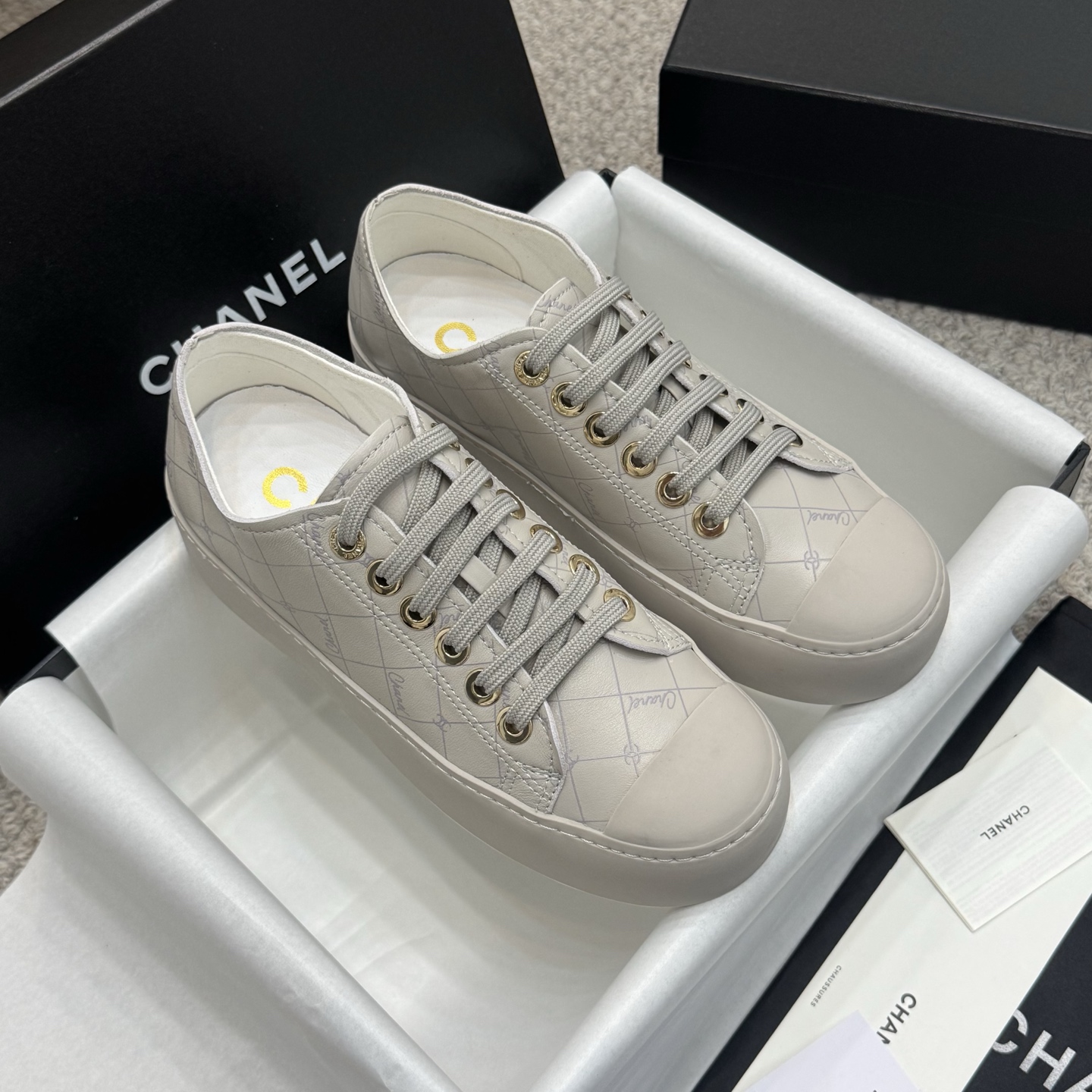 NO:259112,Thick-soled model CHANE*｜Xiaoxiang 25C early spring new style; big toe shoes; sneakers; small white shoes; thick sole shoes; biscuit shoes; board shoes... Xiaoxiang big toe shoes design cool and cute with three-dimensional relief double C tag embellishment, wrinkled twisted cow paint combination retro and fashionable, thick sole design daily matching height and style... 1 Fabric: imported sheepskin 2 Inner: imported sheepskin 3 sole: original sole 4Size35-40, casual shoes/sports shoes, chanel, sneakers, sheepskin19860909厚底款 CHANE*｜小香25C早春新款；大头鞋；运动鞋；小白鞋；厚底鞋；饼干鞋；板鞋…… 小香大头鞋设计酷帅呆萌与立体浮雕双C标点缀, 皱绞牛漆的搭配复古时尚,厚底设计日常搭配增高又有范…… 1面料:进口羊皮 2内里:进口羊皮 3大底:原版大底 4Size35-40,休闲鞋/运动鞋,chanel,sneakers,sheepskin,Women's Shoes