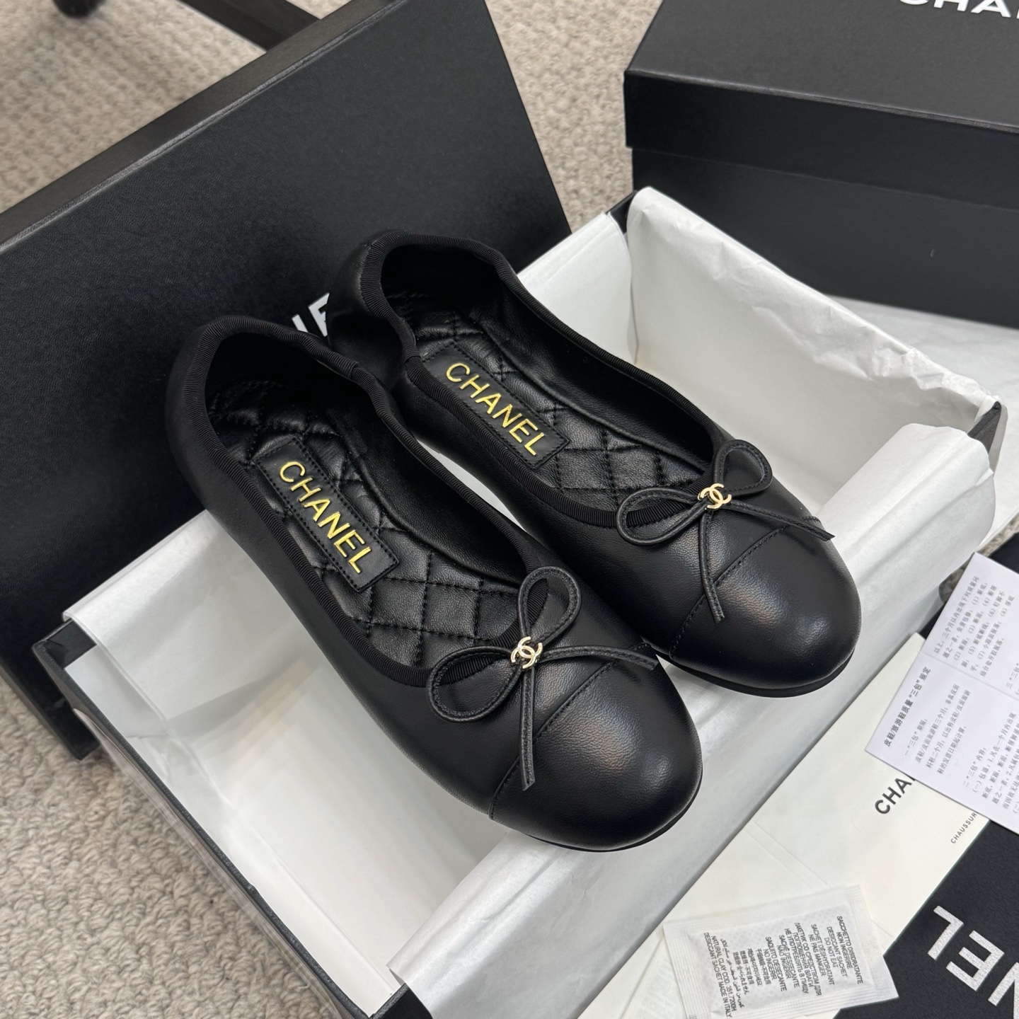 NO:259104,Comfortable CHANE*｜Xiaoxiang 25Cs spring and summer toe-embroidered double C logo embellishment, ballet shoes, like a necklace on the goddess' neck, the foot wrapping is very good, and the heels look slimming, it is really super exquisite!  The retro Mary Jane is so good. I personally like the classic combination the most, which has the feeling of a retro 1980s little fragrance. The style is novel and fashionable, and the craftsmanship is perfectly presented!  1 fabric: imported sheepskin 2 linings: imported sheepskin 3 soles: original outsole 4Size35-40, ballet shoes, chanel, mary jane, necklace, sheepskin19860909舒适款 CHANE*｜小香25Cs春夏鞋头电绣双C logo点缀,芭蕾舞鞋 宛如女神脖子上的项链,上脚包裹性非常好,上脚跟显瘦,真的是超级精致！ 复古的玛丽珍太对味了,个人最喜欢好经典的搭配,颇有80年代复古小香风的感觉,款式新颖时尚,工艺完美呈现！ 1面料:进口羊皮 2内里:进口羊皮 3大底:原版大底 4Size35-40,芭蕾舞鞋,chanel,mary jane,necklace,sheepskin,Women's Shoes