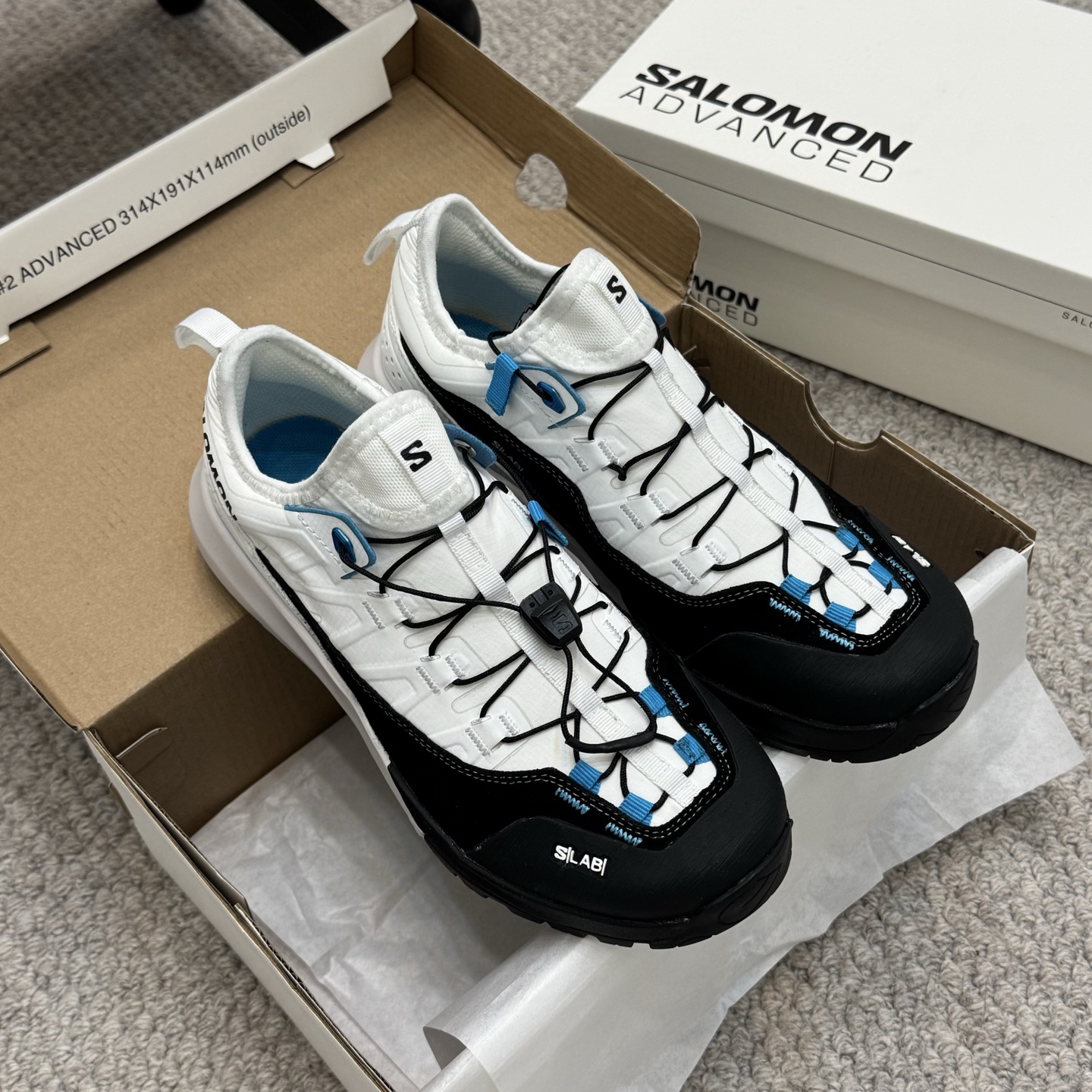 NO:259119,Purchase grade (couple model) Salomon MM6 Couple model X-Alp series Outdoor Couple model casual sports shoes Original purchase and development Made this X-AIp, which is newly interpreted by MM6, focuses on its aerodynamic appearance, with the iconic white and cream color bringing urban style. The MM6 digital logo on the tongue is like a handmade seal, complementing SALOMON's bold and high-tech LOGO. The other pair is made of pure black to highlight the textured details. The iconic sneakers are refined into a new urban classic, bringing a quiet atmosphere to SALOMON. The delivery counter is exquisitely packaged Fabric: Original imported cowhide   breathable mesh, the inner original imported breathable mesh, the original sole is opened and the bottom is thick 4CM Size:  35-45, casual shoes/sports shoes, loro piana,masion margiela,masion margiela,sneakers,cowhide19860909代购级(情侣款) Salomon MM6 萨洛蒙联名马吉拉 X-Alp系列 户外 情侣款休闲 运动鞋 原版购入开发 做货 这款由MM6全新演绎的X-AIp专注于其空气动力学的外观上,标志性白色与奶油色带来都市风格. 鞋舌上的MM6 数字标志就像一枚手工印章,与SALOMON大胆而高科技的LOGO相得益彰. 另一双则以纯粹的黑色打造,突出富质感的细节,标志性运动鞋被提炼为新的都市经典 为 SALOMON带来静谧气息 配送专柜精美包装 面料:原版进口牛皮 透气网面 内里原版进口透气网里 大底原版开模大底 底厚4CM Size: 35-45,休闲鞋/运动鞋,loro piana,masion margiela,masion margiela,sneakers,cowhide,Women's Shoes