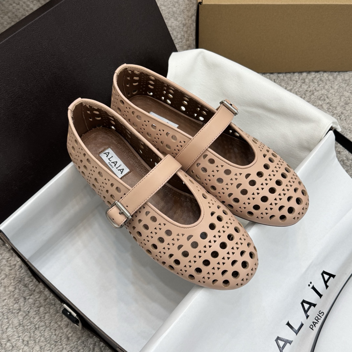 NO:409901,Niche style #Alaiya/New woven ballet shoes in spring and summer, French high-end first-tier high-end high-end brand AzzedineAlaia: The last craftsman in the fashion industry Cool black leather with metal cornbucklers, full of punk style. Unique hollow design, personality and eye-catching. The details of the buckle add retro charm, easily adapt to multiple styles, and it is fashionable ICON when going out. Upper tung cowhide inner sheepskin outsole original replica outsole Size 35-40, ballet shoes, alaia, cowhide, sheepskin19860909小众款 #阿莱亚/春夏新款编织芭蕾舞鞋 法国高端一线高定品牌 AzzedineAlaia:时尚界最后的手艺人 酷黑皮革搭配金属鸡眼扣,朋克风拉满.独特镂空设计,个性又吸睛. 搭扣细节增添复古韵味,轻松适配多种风格,出街就是时髦ICON . 鞋面胎牛皮 内里羊皮 大底原版复刻大底 Size 35-40,芭蕾舞鞋,alaia,cowhide,sheepskin,Women's Shoes