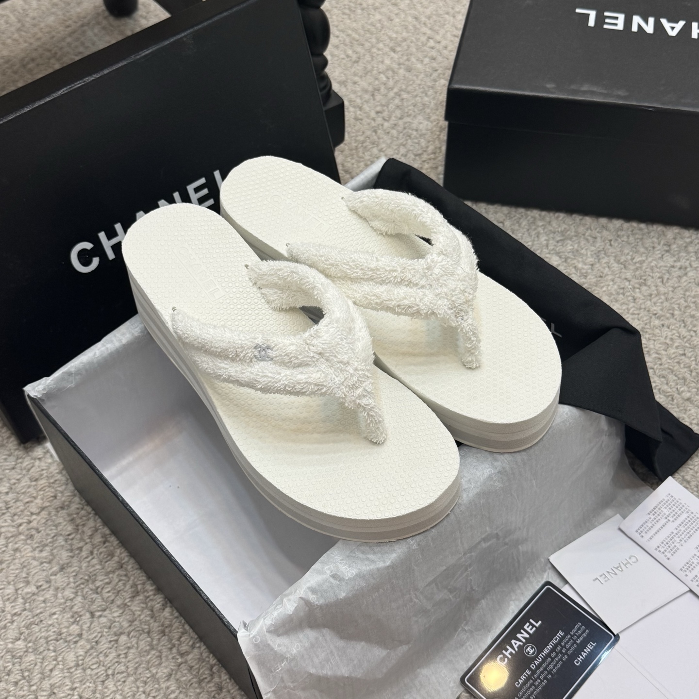 NO:259115,The catwalk Chanel 25K Xiaoxiang Double C Early Spring Flip Flops Wedge Slippers... The Early Spring Series Flip Flops perfectly combine the casual vacation style with high-end garments texture, creating a lazy but exquisite foot aesthetic. The soft towel upper is skin-friendly and breathable, and the upper is embellished with the brand's signature metal logo, and the details interpret the low-key and luxurious brand elements... The 4.5cm micro-slope wedge quietly extends the leg lines, and takes into account the comfort and elegance of the body. The EVA rubber foamed sole is light and wear-resistant, carrying the high-quality texture with a minimalist design, allowing every step to be calm and free. The imported fabric is imported face terry cloth, and the inner face terry cloth is soft to absorb sweat) Sole original foam EVA Size35-40, split-toe shoes, chanel, slippers19860909走秀款  Chanel 25K 小香双C早春夹趾人字拖坡跟拖鞋... 早春系列夹趾人字拖将随性度假风与高级成衣质感完美融合,打造慵懒却不失精致的足间美学. 柔软毛巾鞋面亲肤透气,鞋面点缀品牌标志性金属Logo,细节处诠释低调奢华的品牌元素... 4.5cm微坡跟悄然拉长腿部线条,步履如履平地,兼顾舒适度与优雅体态, EVA橡胶发泡大底、轻盈耐磨,以极简设计承载高级质感,让每一步都踏出从容与自由. 面料进口面巾布 内里进口面巾布吸汗柔软） 鞋底原版发泡EVA Size35-40,分趾鞋,chanel,slippers,Women's Shoes