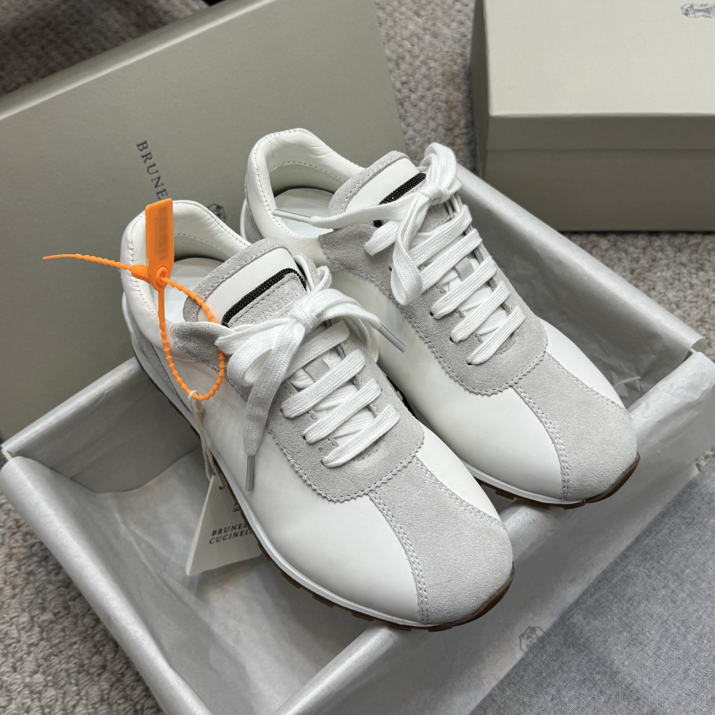 NO:259105,Comfortable / Brunello Cucinelli's new German training shoes casual shoes classic comfortable and versatile style, easy to wear, very durable and unmatched style, all-matched in all seasons. · Spliced ​​sneakers · Khaki, high mercerized cow velvet spliced ​​silk calfskin, silk calfskin lining · Rubber flat sole · High elastic latex insole with calfskin footbed · Iconic Monili chain decoration details Comparison toe · Original pull-up craftsmanship · Full set of original packaging boxes · Size35-42, casual shoes/sneakers, sneakers, cowhide19860909舒适款  / 布鲁内洛·库奇内利新款德训鞋休闲鞋 经典舒适百搭款 好穿没话说 非常耐看不撞款 四季百搭款. · 拼接运动鞋 ·卡其色,高丝光牛绒拼接丝绸小牛皮 ,丝绸小牛皮内裡 ·橡胶平底 ·高弹乳胶鞋垫配小牛皮垫脚 ·标志性Monili链饰细节 对比鞋头 ·原版拉帮工艺 · 全套原版包装盒 ·Size35-42,休闲鞋/运动鞋,sneakers,cowhide,Women's Shoes