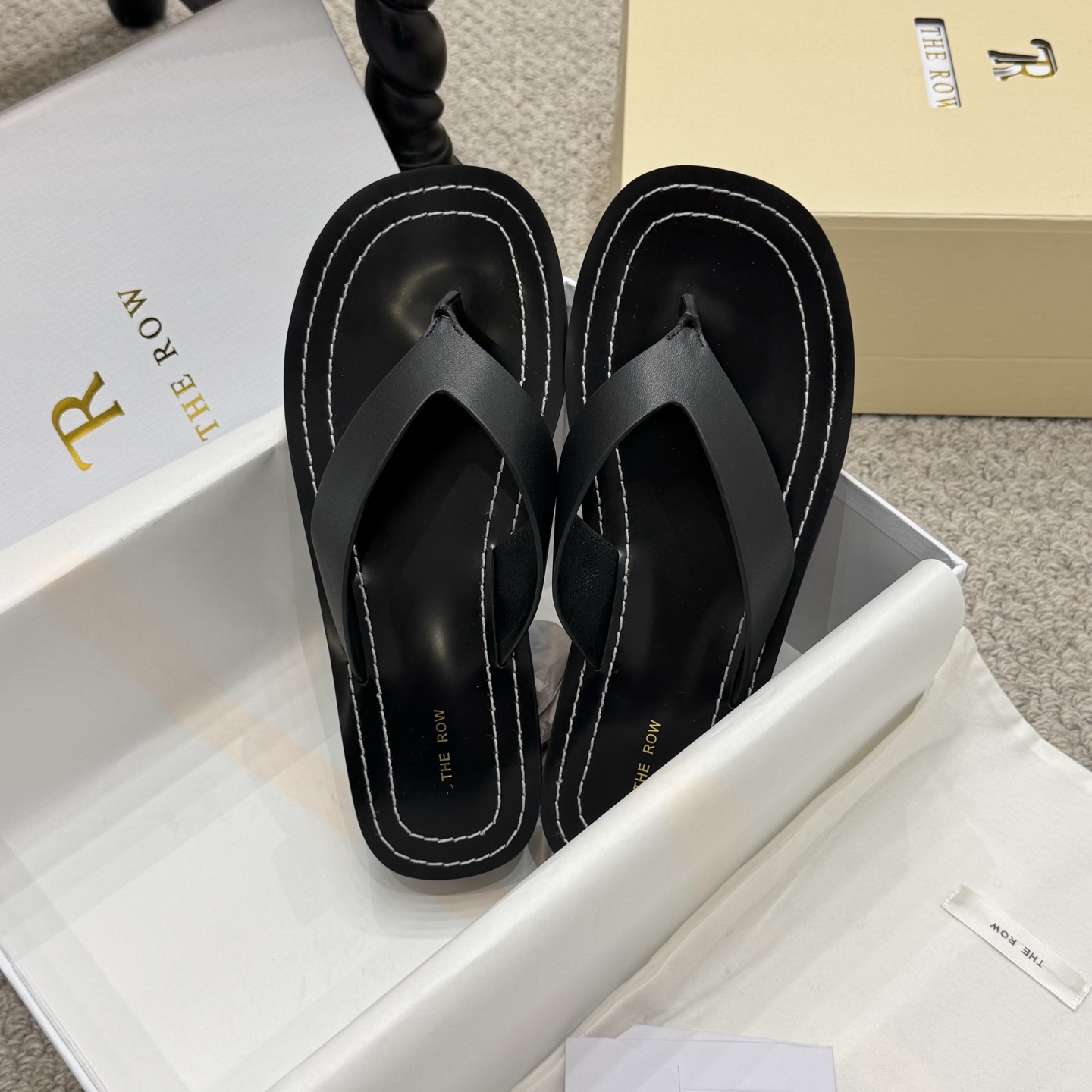 NO:259099,Niche Model The row 25 Spring and Summer New Niche Minimalist Slippers. This flip-flop with soft PVC polymer will be your best choice!  Upper cowhide inner sheepskin sole paired open mold TPU outsole Size35-40 size (customized for 40), split-toe shoes, slippers, cowhide, sheepskin19860909小众款 The row 25春夏新款小众极简拖鞋. 采用软质PVC聚合物这款人字拖都会是您的不二选择！ 鞋面牛皮 内里羊皮 鞋底对版开模TPU大底 Size35-40码（40定做),分趾鞋,slippers,cowhide,sheepskin,Women's Shoes