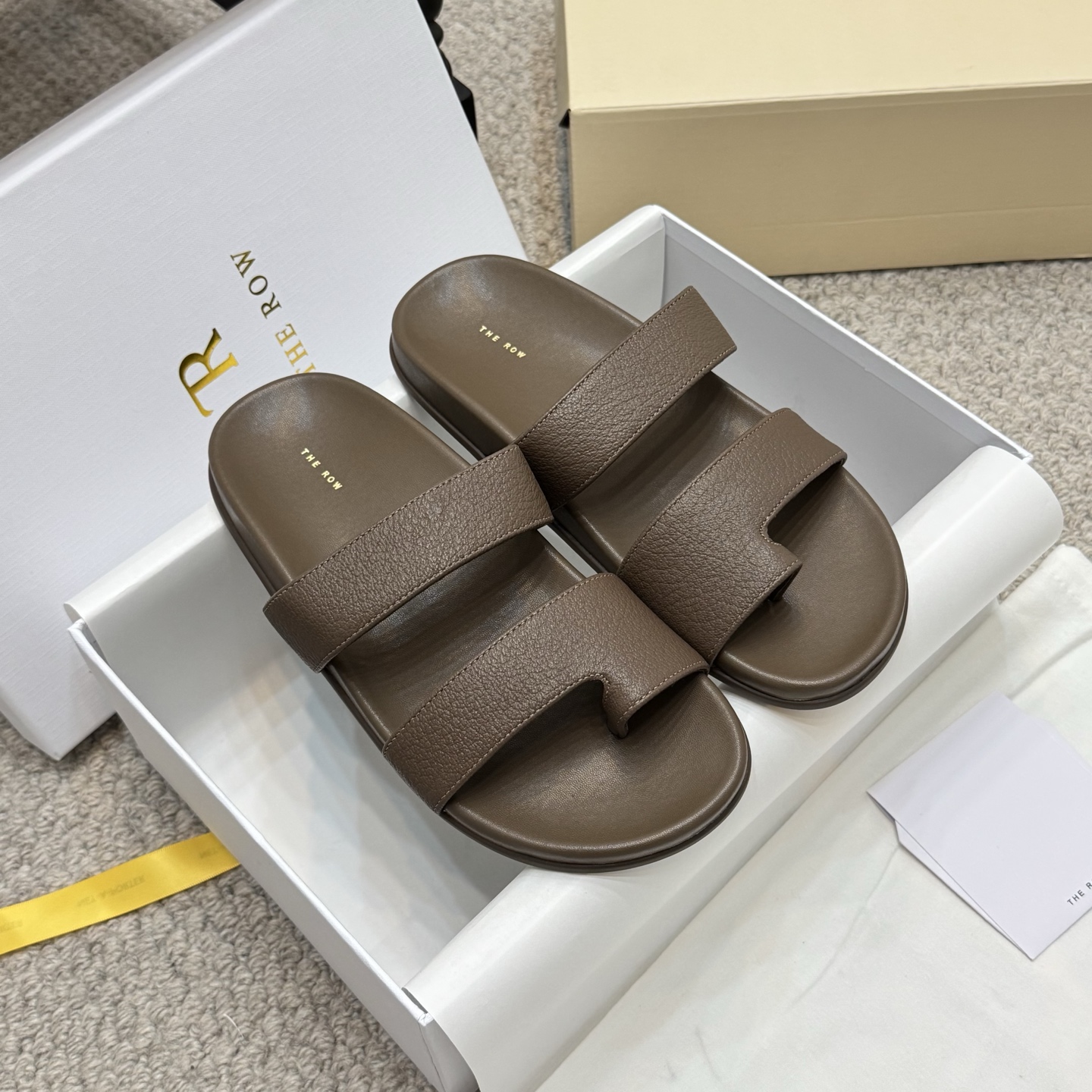 NO:259103,Niche style The Row spring and summer new niche minimalist sheepskin toe slippers. The full sheepskin surface is soft and delicate and skin-friendly. Customized TPU material sole is light and wear-resistant and non-slip. Comfort and advanced texture are blended into the toe. Upper imported sheepskin. Internal mixed sheepskin sole is about 1.5 cm. TPU sole. Color black, brown, maroon. Size35-39 sizes (customized for size 40) with the Row high-end full package, split-toe shoes, slippers, sheepskin19860909小众款 The Row春夏新款小众极简羊皮穿趾拖鞋. 全羊皮面柔软触感细腻亲肤 定制TPU材质鞋底轻盈耐磨防滑 舒适感与高级质感融于足尖 鞋面进口羊皮 内里混种绵羊皮 鞋底约1.5厘米TPU鞋底 颜色黑色、咖啡色、枣红色 Size35-39码（40码定做) 配the Row高端全套包装,分趾鞋,slippers,sheepskin,Women's Shoes