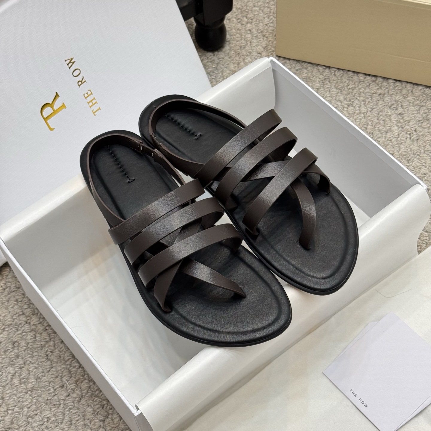 NO:259102,Niche style The Row new minimalist style Roman sandals. Top quality, full leather strap woven, flat sole comfortable, fashionable and versatile, upper: top layer calfskin inner sheepskin sole rubber sole Size35-39 (customized for 40), split-toe shoes, sandals, cowhide, sheepskin19860909小众款 The Row新款极简风罗马凉鞋. 顶级品质 全真皮细带编织 平底舒适 时尚百搭 鞋面:头层小牛皮 内里羊皮 鞋底橡胶底 Size35-39（40定做),分趾鞋,sandals,cowhide,sheepskin,Women's Shoes