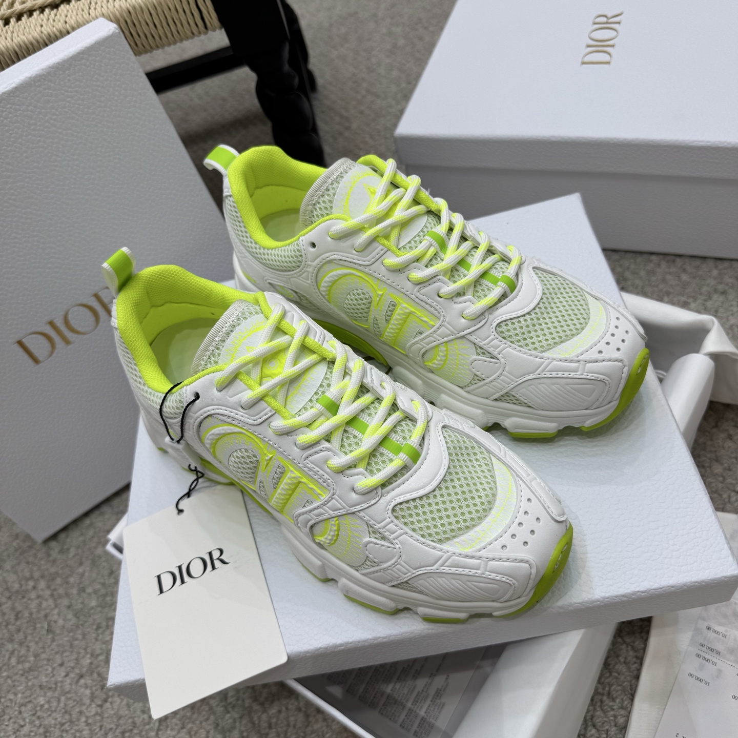 NO:409843,Hot DIOR CHRONO DIO High-end version. Original development of new TPU film super light and extremely soft combination sole. Sports style...sports shoes... dad shoes... super beautiful and amazing... celebrities and internet celebrities from all walks of life are putting on them... dazzling logos are classic and versatile all seasons... painting style sneakers that you can fall in love with at a glance; a mix of leather and mesh painting art materials. The CD logo outlined by thin lines on the side is unique.. The quality is completely consistent with the counter.. The configuration of the original packaging of the counter. SIZE35-40 (41 can be customized), casual shoes/sports shoes, dior, dior, sneakers19860909爆款 DIOR CHRONO 迪奥高版本. 原版开发全新TPU吸膜超轻极软组合大底. 运动风格…运动鞋..老爹鞋.. 上脚超美超赞..各路明星网红纷纷上脚..耀眼logo经典百搭四季皆宜..一眼就能爱上的绘画风格运动鞋；皮革与网面绘画艺术材质的混搭.侧面细线勾勒的CD logo别出心栽..细节满满… 品质完全与专柜一致.. 配置专柜原版包装. SIZE35-40（41可订做),休闲鞋/运动鞋,dior,dior,sneakers,Women's Shoes