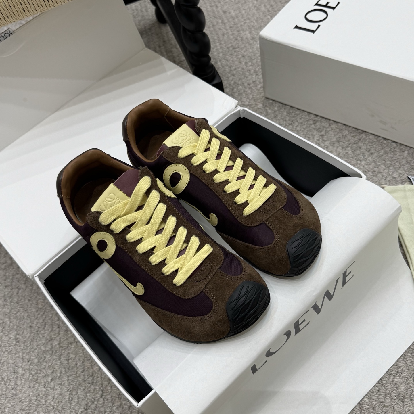 NO:409885,Couple model LOEWE new ballet Forrest Gump running shoes in spring and summer, simple and low-key, exquisitely blending the structure of ballet shoes with the 1970s spike style. Now present in a new color scheme, appreciate the brand's exquisite production craftsmanship, novel sole design, anti-kick and non-slip, the most comfortable rampage shoe of the year, no original version is developed, original version 1:1 copy. Fabric: leather/cloth Lining: sheepskin Floor: cowhide outsole: TPU two-color wear-resistant sole Size: 35-45 (men's model), casual shoes/sports shoes, loewe, loewe, sneakers, cowhide, sheepskin19860909情侣款 年春夏LOEWE罗意威全新芭蕾舞阿甘跑鞋,简约低调,将芭蕾舞鞋的构造和70年代的钉鞋风格精妙融合,现以全新配色呈现,领略该品牌的精湛制作工艺,鞋底设计新颖,防踢防滑,年度最舒适的暴走鞋,无原版不开发,原版1:1复制. 面料:皮/布 内里:羊皮 垫脚:牛皮 大底:TPU双色耐磨底 配码:35-45(男款),休闲鞋/运动鞋,loewe,loewe,sneakers,cowhide,sheepskin,Women's Shoes