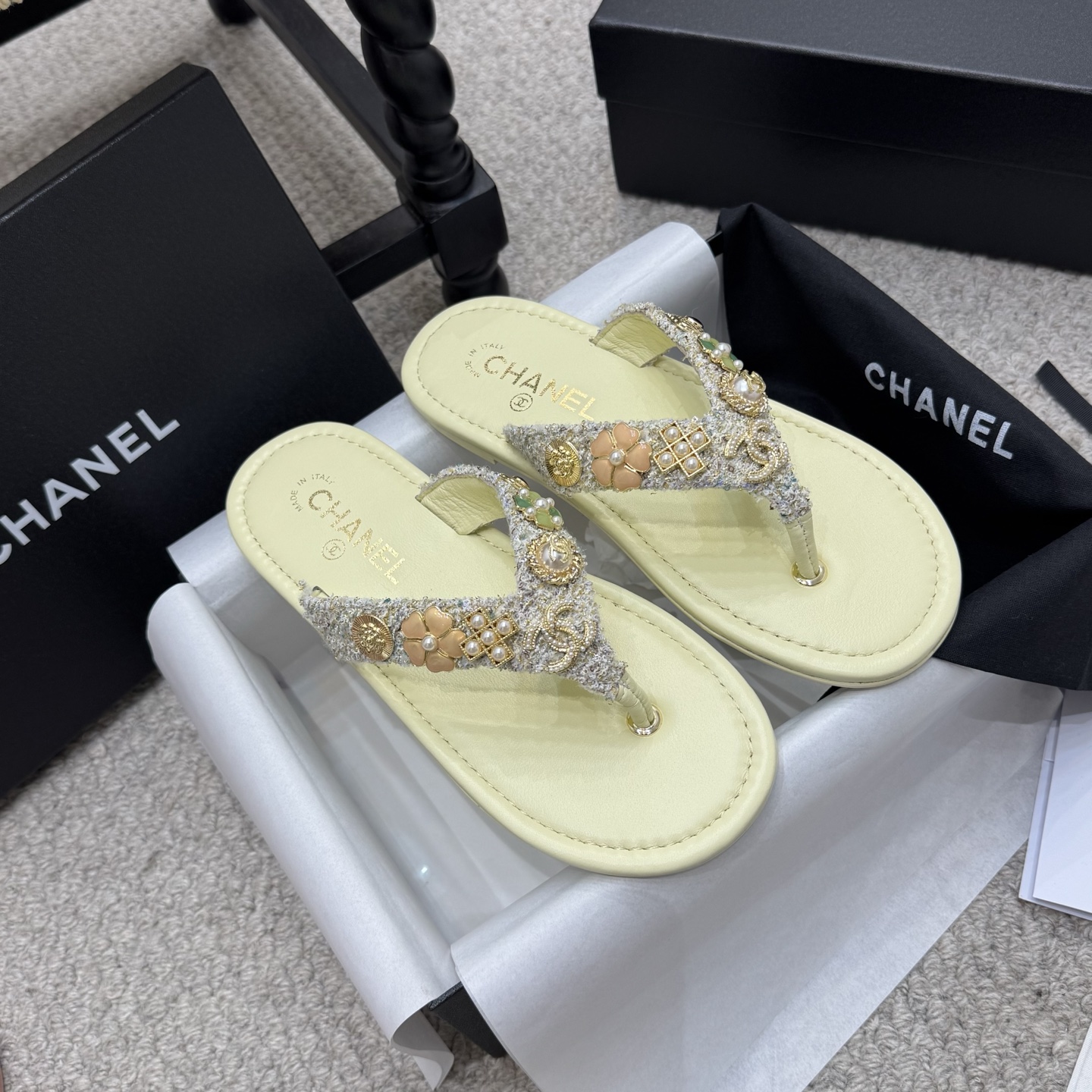 NO:259125,Hot version CHANE*｜Xiaoxiang 25ss Spring and summer Xiaoxiang style Chanel clip-toe slippers, flip-flops, a perfect fusion of fashion and comfort. The classic double C logo is paired with bright rhinestones and exquisite metal decoration, which is gorgeous and eye-catching. Simple toe clip design fits the lines of the feet, showing elegance and casualness during walking. Whether it is walking on vacation or going out on the street every day, it can add unique charm to you and is a must-have item for fashion masters' shoe cabinets. The upper is original fabric inner surface. Inner: sheepskin inner   sheepskin footbed. Original mold custom leather sole. Size: 35-41, split toe shoes, chanel, chanel, slippers, sheepskin19860909爆款 CHANE*｜小香25ss春夏小香风香奈儿夹趾拖鞋,人字拖,时尚与舒适的完美融合.经典双C标志搭配璀璨水钻、精致金属装饰,华丽吸睛.简约夹趾设计,贴合脚部线条,行走间尽显优雅随性.无论是漫步度假还是日常出街,它都能为你增添独特魅力,是时尚达人鞋柜必备单品 鞋面原版布面 内里: 羊皮内里 羊皮垫脚 原版开模定制真皮底 Size: 35-41,分趾鞋,chanel,chanel,slippers,sheepskin,Women's Shoes