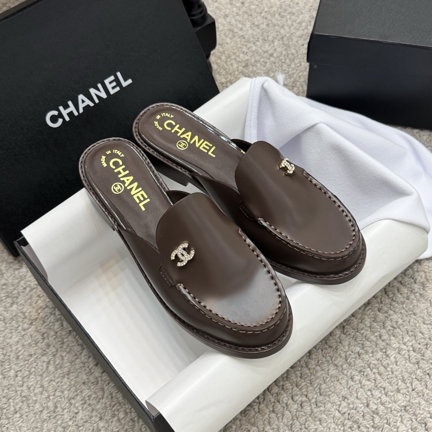 NO:250990,Popular single-shoe sandals CHANE* | Xiaoxiang 25C British style double C loafer sandals This loafer lover must not miss this style of this style is more neutral and handsome. Double C rhinestone hardware buckle looks particularly exquisite. One foot pedal. It is really not too convenient to put on and take off!  The upper is made of imported open beads, the inner foot pad is made of high-end sheepskin, Italy imported genuine leather soles Size35-42, semi-torque, chanel, loafers, sandals, sheepskin, Leather soles19860909爆款单鞋凉鞋 CHANE* ｜小香25C英伦风双C乐福鞋凉鞋 此款乐福鞋爱好者绝不能错过 这款气质上更中性帅气几分 双C 水钻五金扣 显得格外精致 一脚蹬 穿脱真的不要太方便！ 鞋面采用进口开边珠 内里垫脚采用高级羊皮 意大利进口真皮大底 Size35-42,半拖,chanel,loafers,sandals,sheepskin,Leather soles,Women's Shoes