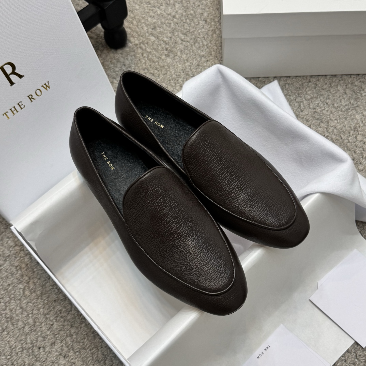 NO:408628,Simple style The row new 25ss autumn and winter new neutral retro simple loafers tassel shoes!  The round toe design ensures comfort for long-term wear. Whether it is matched with casual wear or formal occasions, it can add a touch of elegance and chic to your look. The tassel pendant embellishment design on the upper has a unique charm and brings you a fashionable sweetness. Whether it is walking or gathering, it is your perfect partner. The upper imported beef tiles/cowhide/horse hair, inner footbed mixed-bred sheepskin, outsole leather outsole Size: 35-41 (40.41. Custom made) with original packaging, loafers, loafers, cowhide, sheepskin, Leather soles19860909简约款 The row新品25ss秋冬新品中性复古简约乐福鞋流苏单鞋！ 圆头设计确保长时间穿着的舒适性,无论是搭配休闲装还是正式场合,它都能为你的造型增添一丝优雅与别致.鞋面流苏吊坠点缀设计别有一番韵味,为你带来时尚的甜美感.无论是步行还是聚会,它都是你的完美搭档. 鞋面进口牛猄/牛皮/马毛 内里垫脚混种羊皮 大底真皮大底 Size:35-41（40.41.定做） 配原版包装,乐福鞋,loafers,cowhide,sheepskin,Leather soles,Women's Shoes