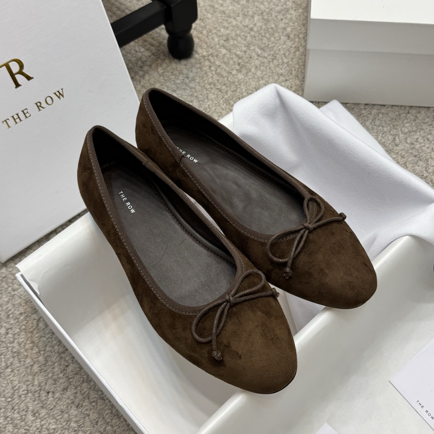 NO:250977,Simple style The row new 25ss new neutral retro simple loafer tassel shoes!  The round toe design ensures comfort for long-term wear. Whether it is matched with casual wear or formal occasions, it can add a touch of elegance and chic to your look. The tassel pendant embellishment design on the upper has a unique charm and brings you a fashionable sweetness. Whether it is walking or gathering, it is your perfect partner. The upper imported beef tiles/cowhide/horse hair, inner footbed mixed-bred sheepskin, outsole leather outsole Size: 35-41 (40.41. Custom made) with original packaging, loafers, loafers, cowhide, sheepskin, Leather soles19860909简约款 The row新品25ss新品中性复古简约乐福鞋流苏单鞋！ 圆头设计确保长时间穿着的舒适性,无论是搭配休闲装还是正式场合,它都能为你的造型增添一丝优雅与别致.鞋面流苏吊坠点缀设计别有一番韵味,为你带来时尚的甜美感.无论是步行还是聚会,它都是你的完美搭档. 鞋面进口牛猄/牛皮/马毛 内里垫脚混种羊皮 大底真皮大底 Size:35-41（40.41.定做） 配原版包装,乐福鞋,loafers,cowhide,sheepskin,Leather soles,Women's Shoes