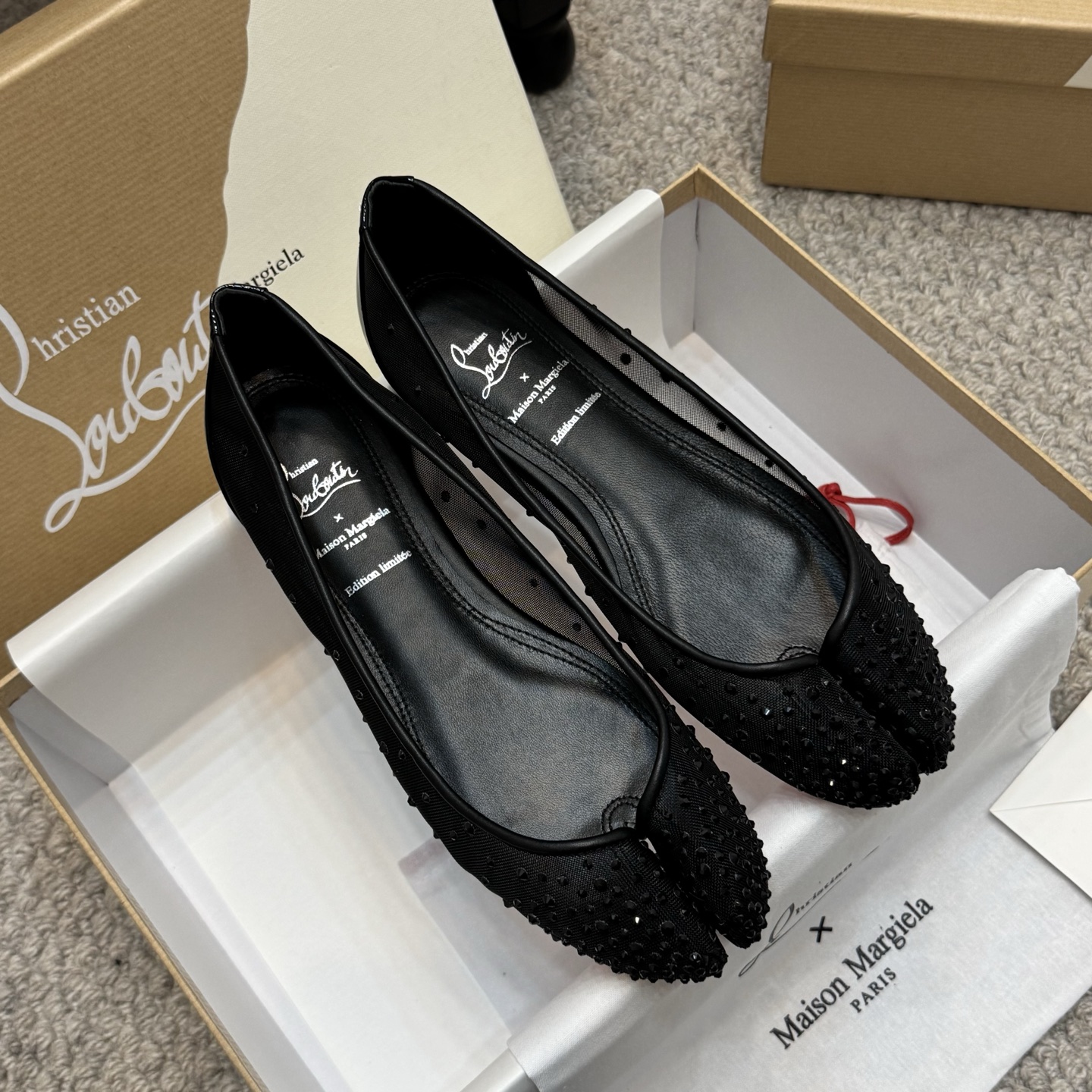 NO:254419,Fashionable CL×MM6 co-branded Tabi split-toe ballet single shoes. Purchase ZP, the first-class imported red leather outsole on the market, which is very easy to wear and is particularly lightweight. The cost is very high, the zp is consistent, and the original mold is opened... This ballet single shoes have a new interpretation of MM6's iconic Tabi split-toe shoes through CL's unique soft curve aesthetics. It is made of exquisite craftsmanship through two independent materials, rather than the traditional split-toe cutting process, giving the shoe an elegant heart-shaped outline. It has a long and narrow appearance, and its sculptural lines highlight the richness and charming look. The flash diamond series has brilliant steps, gorgeous and outstanding, and the classic red sole interprets agile aesthetic. Upper: top layer calf patent leather/mesh rhinestones. Multi-colored bottom material: imported leather red outsole Size 35-39 (customized for 40)  With CL×MM6 full set of packaging, split-toe shoes, christian louboutin,masion margiela,Leather soles19860909时尚款 CL×MM6 联名Tabi 分趾芭蕾单鞋 购入ZP做货,市面顶级原单版本进口红色真皮大底,非常好穿,还特别的轻盈.成本非常高,zp一致做法,原版开模... 这款芭蕾单鞋通过CL 独特的柔美曲线美学,全新演绎了MM6 标志性的 Tabi分趾鞋.以精湛工艺通过两块独立材质拼接而成,而非传统的分趾切割工艺,赋予鞋款优雅的心形轮廓.纤长修窄外观,其雕塑感线条凸显丰盈而魅惑观感.闪钻系列步履璀璨,华美出众,经典红底诠释灵动美学. 鞋面: 头层小牛漆皮/网纱水钻  颜色多色 底材:进口真皮红色大底 Size 35-39 (40定做) 配CL×MM6全套包装,分趾鞋,christian louboutin,masion margiela,Leather soles,Women's Shoes