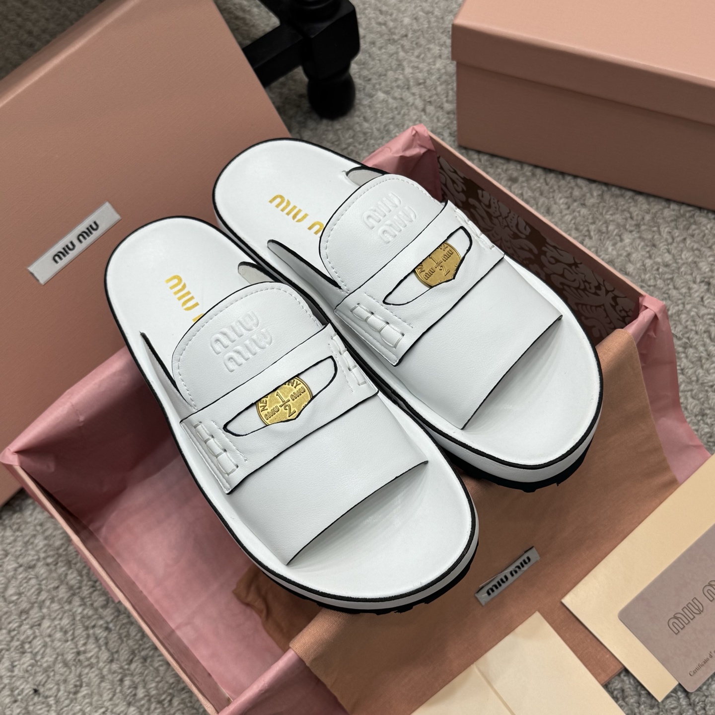 NO:245867,Fashionable 2025 Spring and Summer Fashion Week Miu Miu Coin Loafers Miscellaneous New Slippers Really Melt the whole heart. The overall shoe shape is delicate and not bulky, round-toed slippers sandals Fabric: cowhide, original molded sole Size: 35-40, slippers, miumiu, loafers, sandals, slippers, cowhide19860909时尚款 2025春夏时装周Miu Miu钱币乐福鞋谬谬新出的拖鞋真的让人一整个心都融化. 鞋型整体都狠秀气不笨重、圆头拖鞋凉鞋 面料:牛皮 大底原版开模鞋底 Size:35-40,拖鞋,miumiu,loafers,sandals,slippers,cowhide,Women's Shoes
