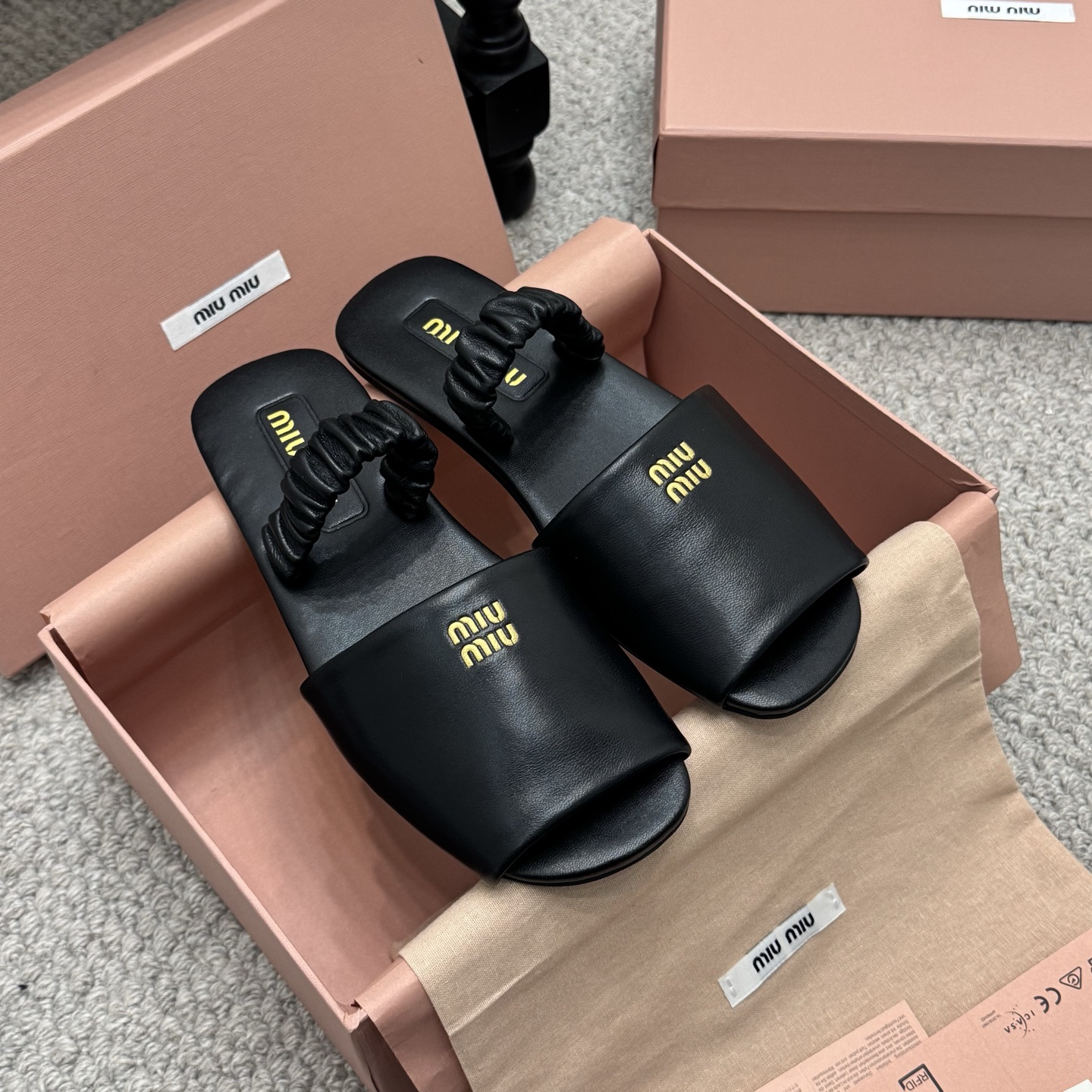 NO:245871,The catwalk style Miu Miu 25ss elastic slippers The official websites of major purchasing agents around the world are on the market. The 2025 catwalk is exposed. The very staying Maillard color flat shoes, with avant-garde design and unique style, very textured, soft and comfortable material original custom sheepskin inner sheepskin sole original open mold sole Size35-40, slippers, miumiu, flats, slippers, sheepskin19860909走秀款 Miu Miu 25ss 松紧拖鞋 全球各大代购官网火爆上市. 2025走秀场曝光 非常留行的美拉德配色平底鞋,前卫的设计、独特风格,非常有质感 柔软舒服 材质原版定制羊皮 内里羊皮 鞋底原版开模大底 Size35-40,拖鞋,miumiu,flats,slippers,sheepskin,Women's Shoes