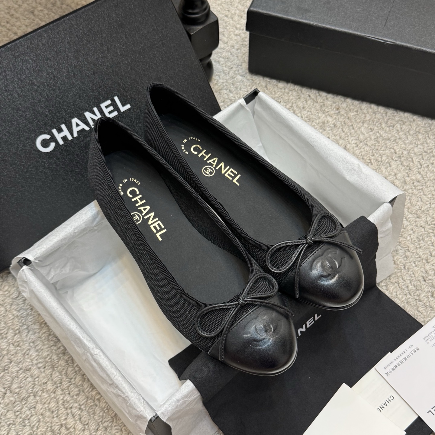 NO:245889,Classic CHANEL 25 mesh ballet shoes A pair of Rafi mesh ballet shoes with closed eyes is out of stock when they are on the market The shoe is simple and classic and practical. Various styles can be used as the finishing touch. The moment you see the real thing, babies will know how excellent it is. A thousand-year-old classic model, a flat-soled small shoes that are popular every year. Celebrities can be photographed everywhere on the foot. Simple color matching, delicate small round toe, an absolute versatile tool. Original custom mesh. Imported sheepskin inside (sweat absorbing and soft) sole of Italian special A-grade leather sole Size35－41 (40.41 custom made), ballet shoes, chanel, sheepskin19860909经典款  CHANEL 25 网纱芭蕾舞鞋 一双闭眼入的拉菲网纱芭蕾舞鞋 上市就断货 鞋型简单经典实穿 各种风格搭配都能起到点睛之笔 看到实物的那一刻 宝宝们就知道它有多优秀了 万年经典款,年年都火爆的平底小单鞋 明星网红上脚街拍随处可见,简约的拼色搭配,秀气的小圆头,绝对的百搭利器 面料原版定制网纱 内里进口绵羊皮（吸汗柔软） 鞋底意大利特A级真皮底 Size35 －41(40.41订做),芭蕾舞鞋,chanel,sheepskin,Women's Shoes