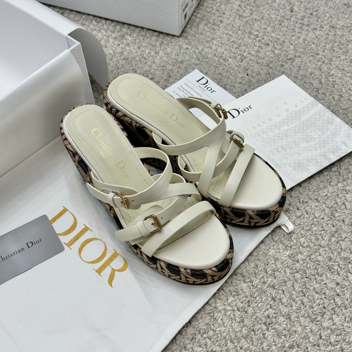 NO:245879,The new high-end DIOR CHRONO high-end sandals. Simple and super versatile. Perfect and luxurious to wear with spring and summer clothing. The feel of the feet is even more comfortable!  The original material is perfectly replicated. The original disassembled mold is unveiled. 1 original electroplated ancient gold logo buckle. 2 original electroplated ancient gold CD rear mark. 3 original cowhide surface. Cowhide inner lining. 4 original anti-slip heel outsole. 5 original upper matching logo buckle. Ingenious, full of details. Fine workmanship. Worth owning 6 configuration counter original packaging!  3 colors into, black, beige, brown and yellow. SIZE35--40 (41 can be customized), slippers, dior, dior, sandals, slippers, cowhide19860909增高款 DIOR CHRONO迪奥 高版本新款凉鞋. 简约超级百搭. 上脚完美奢华可任意搭配春夏服饰. 脚感更是舒适！ 材质原版完美复刻. 原版拆解开模. 1原版电镀古金Logo饰扣. 2原版电镀古金CD后标. 3原版牛皮面. 牛皮内里. 4原版防滑坡跟大底. 5原版游边鞋面搭配 Logo饰扣.别出心裁.细节满满.做工精细.值得拥有 6配置专柜原版包装！ 3色入.黑色.米白.棕黄. SIZE35--40（41可订做）,拖鞋,dior,dior,sandals,slippers,cowhide,Women's Shoes