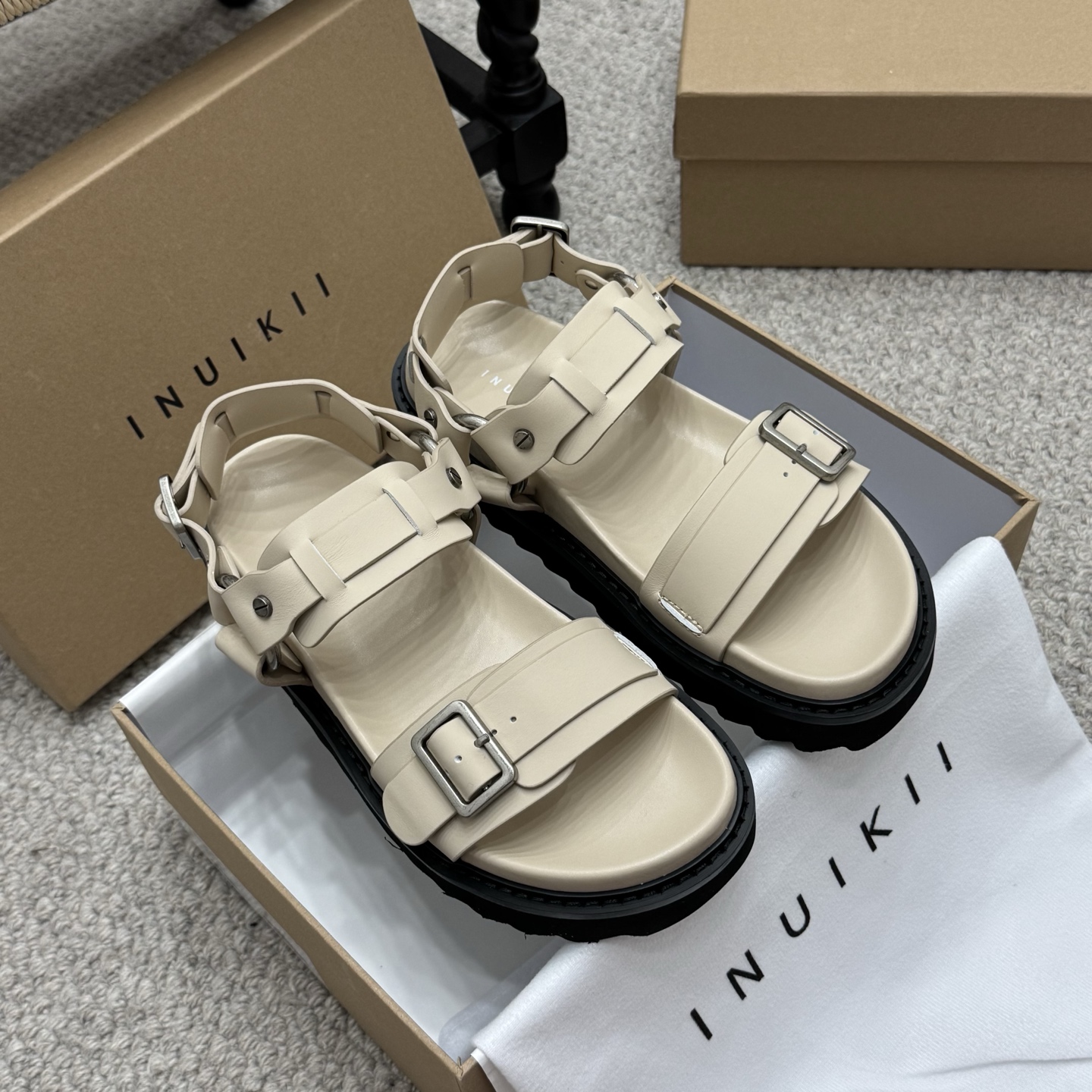 NO:245862,Casual INUIKII Velcro sandals are comfortable and beautiful, full of detail, and comfortable to wear... The small thick sole is fashionable and matched with an insole that fits the foot. It is made of extra light and comfortable mercerized calfskin. This Velcro sandals can let you put down these concerns!  It is not only beautiful, but also comfortable to wear, low-key and fashionable, full of beach style, simple exercise is also free of problems, and the foot cover is very good. It is comfortable, light, cool and fashionable, satisfying all your summer imagination of sandals... The upper is original mercerated cowhide inner mercerated cowhide, outsole rubber outsole, durable and lightweight Thick sole about 2.5cm Size35-39 (customized for 40), sandals, sandals, cowhide19860909休闲款 INUIKII魔术贴凉鞋,舒适又有颜值,细节感十足,上脚也很舒服哟... 小厚底款式时尚、搭配贴合脚型的内底,采用格外轻盈、舒适的丝光小牛皮制作 这款魔术贴凉鞋,就可以让你放下这些顾虑！它不但好看,穿起来还贼舒适,低调又不失时尚感,满满的沙滩风,简单的运动也是没有问题的,包脚性非常的好.舒适、轻便、凉爽、时尚,满足你夏日对凉鞋的所有想象… 鞋面原版丝光牛皮 内里防丝光牛皮 大底橡胶大底,耐穿轻盈 厚底2.5cm左右 Size35-39（40定做）,凉鞋,sandals,cowhide,Women's Shoes