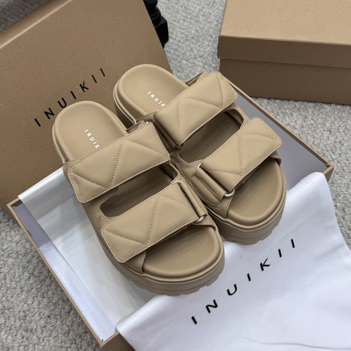 NO:245857,Dating model INUIKII niche trendy brand 25ss spring and summer new style, sponge cake thick sole, slipper series... [Beach thick sole slippers] This series looks amazing!  Every detail shows high-end and fashionableness. The material is even more indescribable. It uses top-grade fabrics, which feels soft and comfortable, and the feeling after being put on the feet is even more amazing. Not only is it comfortable and fit, but it can also add a lot of points to your overall outfit. Whether it is matched with sportswear or casual wear, you can easily control it!  Super suitable for spring and summer outfits!  Fabric: Custom imported sheepskin Inner: Custom imported sheepskin Outsole: Original molded foamed sole Sole Thickness: 4.5cm Size: 35-39 (40 customized) Packaging: Original full set of packaging Color: Simultaneous update of official website, slippers, slippers, sheepskin19860909约会款 INUIKII 小众潮牌 25ss春夏新款 松糕厚底 拖鞋系列…【沙滩厚底拖鞋】 这系列颜值简直逆天了！每一处细节都彰显着高级与时尚. 材质方面更是没得说,采用了顶级的面料,触感柔软舒适,上脚后的感觉更是惊艳,不仅舒适贴合,而且还能为你的整体穿搭加分不少.无论是搭配运动装还是休闲装,都能轻松驾驭！超级适合春夏穿搭！ 面料:定制进口羊皮 内里:定制进口羊皮 大底:原版开模发泡大底 底厚:4.5cm 码数:35-39（40定做） 包装:原版全套包装 颜色:官网同步更新,拖鞋,slippers,sheepskin,Women's Shoes