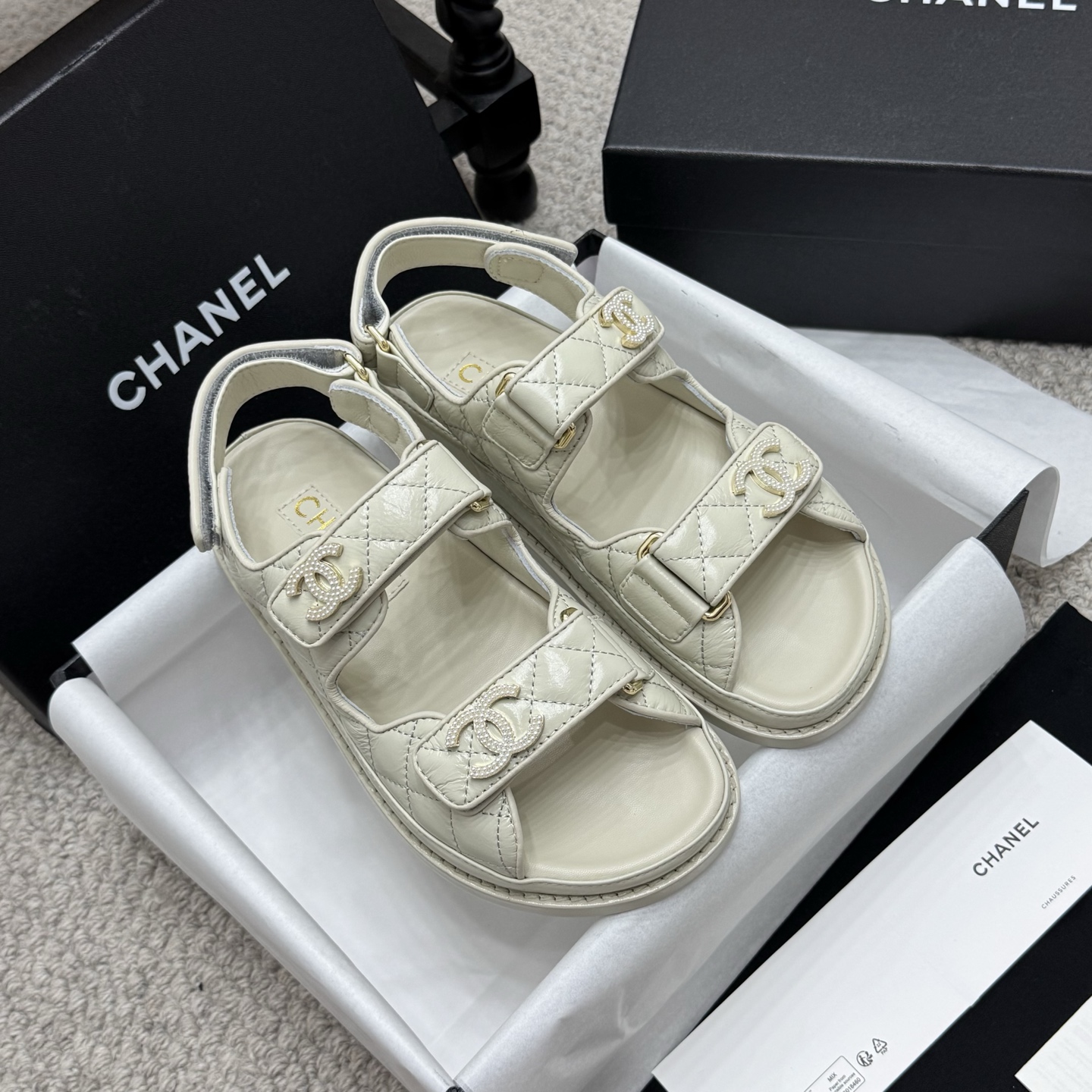 NO:261643,Classic * 25C ​​spring and summer classic slippers!  Beach shoes are booming on the entire network!  The latest model in the counter is still made me willing to buy it. Only by buying it will you know its fashion. Popular and popular models must be ranked. All four seasons of matching are invincible. Various bloggers and internet celebrity styles are all visible. Super recommended models!  This series is available now. Buy for 10,600!  Full-layer luxury leather large bottom, original material!  Welcome to compare!  Material butter leather inner lily large leather large sole Size35-40 (41 42 customized without return or exchange) All are equipped with top-level counter-level packaging!  sandals sandals slippers Leather soles19860909经典款 * 25C春夏经典款拖鞋！ 沙滩鞋全网爆爆爆！专柜最新款,上脚依然让我心甘情愿剁手入,购入手才会知道它的时髦,人气爆款必须得有它排名,四季搭配都无敌了,各种博主、网红范搭配尽显眼前,超级推荐款！本系列现已发售. 以10600购入！全层奢侈真皮大底,原版材料！欢迎对比！ 材质牛油皮 内里皮里 大底真皮大底 Size35-40（41 42订制不退换） 均配顶级专柜级包装！,凉鞋,sandals,slippers,Leather soles,Women's Shoes