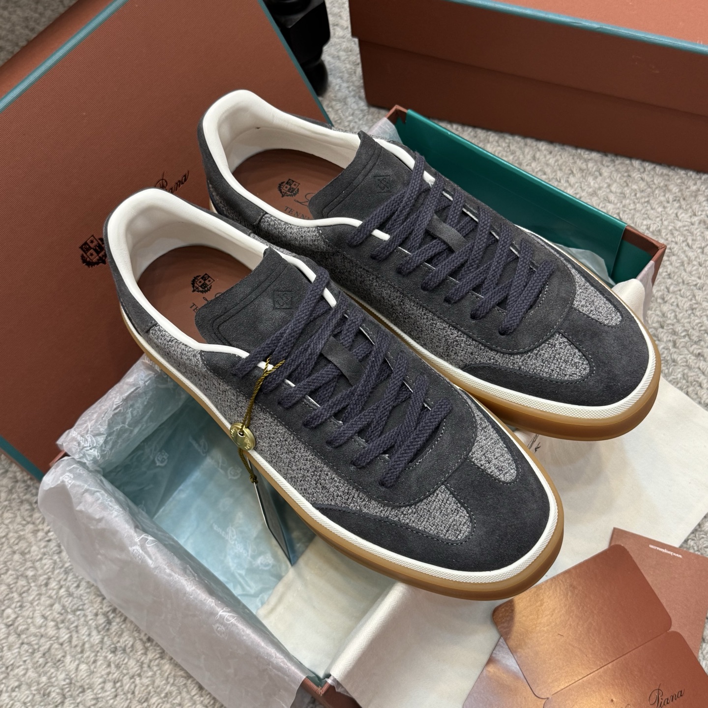 NO:245873,Couple model (10 men) Loro Piana Tennis walk series LP training shoes Casual sports shoes Board shoes Original purchase and development Made products, suitable for wearing all year round. The edged sole creates a relaxed and charming color combination, harmoniously integrating functionality with low-key personality style. Create an ideal shoe choice for urban clothing. The heel is decorated with Kummel color insert soft calfskin tongue, imprinted LP logo cotton lace upper, cow section suede sole Rubber lining calfskin exquisite packaging for delivery counter Fabric original custom-made top layer beef slimming inner sheepskin Outsole original open mold anti-slip rubber material Sole 3CM Size35-45, casual shoes/sports shoes, loro piano, loro piano, sneakers, cowhide, sheepskin19860909情侣款（男10） Loro Piana 诺悠翩雅Tennis walk系列 LP德训鞋 休闲 运动鞋 板鞋 原版购入开发 做货 ,适合全年穿着.包边鞋底营造轻松迷人的色彩组合,将功能性与低调个性风格和谐融合.打造都市着装的理想鞋履选择.鞋跟处饰以Kummel色嵌片柔软小牛皮鞋舌,压印LP徽标棉质鞋带鞋面,牛剖层绒面革鞋底 橡胶衬里小牛皮 配送专柜精美包装 面料原版定制头层牛猄 内里羊皮里 大底原版开模防滑橡胶材质 底厚3CM Size35-45,休闲鞋/运动鞋,loro piana,loro piana,sneakers,cowhide,sheepskin,Women's Shoes