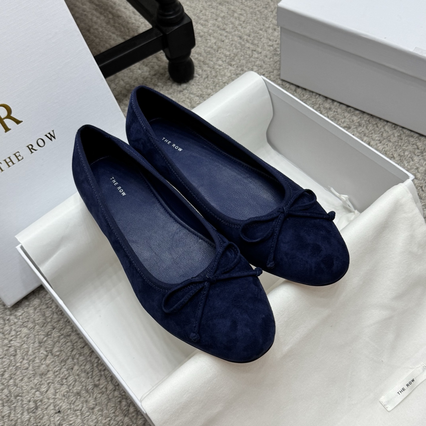 NO:409841,Simple style The row new 25ss new neutral retro simple loafer tassel shoes!  The round toe design ensures comfort for long-term wear. Whether it is matched with casual wear or formal occasions, it can add a touch of elegance and chic to your look. The tassel pendant embellishment design on the upper has a unique charm and brings you a fashionable sweetness. Whether it is walking or gathering, it is your perfect partner. The upper imported beef tiles/cowhide/horse hair, inner footbed mixed-bred sheepskin, outsole leather outsole Size: 35-41 (40.41. Custom made) with original packaging, single shoes, loafers, cowhide, sheepskin, Leather soles19860909简约款 The row新品25ss新品中性复古简约乐福鞋流苏单鞋！ 圆头设计确保长时间穿着的舒适性,无论是搭配休闲装还是正式场合,它都能为你的造型增添一丝优雅与别致.鞋面流苏吊坠点缀设计别有一番韵味,为你带来时尚的甜美感.无论是步行还是聚会,它都是你的完美搭档. 鞋面进口牛猄/牛皮/马毛 内里垫脚混种羊皮 大底真皮大底 Size:35-41（40.41.定做） 配原版包装,单鞋,loafers,cowhide,sheepskin,Leather soles,Women's Shoes