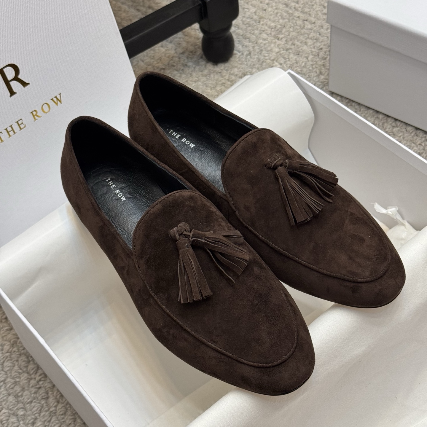 NO:245885,Simple style The row new 25ss new neutral retro simple loafer tassel shoes!  The round toe design ensures comfort for long-term wear. Whether it is matched with casual wear or formal occasions, it can add a touch of elegance and chic to your look. The tassel pendant embellishment design on the upper has a unique charm and brings you a fashionable sweetness. Whether it is walking or gathering, it is your perfect partner. The upper imported beef tiles/cowhide/horse hair, inner footbed mixed-bred sheepskin, outsole leather outsole Size: 35-41 (40.41. Custom made) with original packaging, single shoes, loafers, cowhide, sheepskin, Leather soles19860909简约款 The row新品25ss新品中性复古简约乐福鞋流苏单鞋！ 圆头设计确保长时间穿着的舒适性,无论是搭配休闲装还是正式场合,它都能为你的造型增添一丝优雅与别致.鞋面流苏吊坠点缀设计别有一番韵味,为你带来时尚的甜美感.无论是步行还是聚会,它都是你的完美搭档. 鞋面进口牛猄/牛皮/马毛 内里垫脚混种羊皮 大底真皮大底 Size:35-41（40.41.定做） 配原版包装,单鞋,loafers,cowhide,sheepskin,Leather soles,Women's Shoes