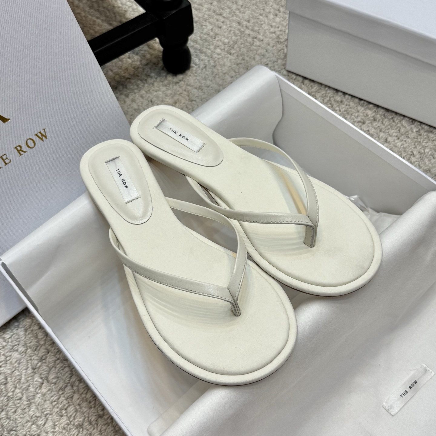 NO:245881,Niche style The Row new minimalist style Roman sandals. Top quality, full leather straps, flat sole comfortable, fashionable and versatile, upper: top layer calfskin, inner sheepskin, sole genuine leather outsole Size35-39 (customized for 40.41), split-toe shoes, sandals, cowhide, sheepskin, Leather soles19860909小众款 The Row新款极简风罗马凉鞋. 顶级品质 全真皮细带编织 平底舒适 时尚百搭 鞋面:头层小牛皮 内里羊皮 鞋底真皮大底 Size35-39（40.41定做),分趾鞋,sandals,cowhide,sheepskin,Leather soles,Women's Shoes