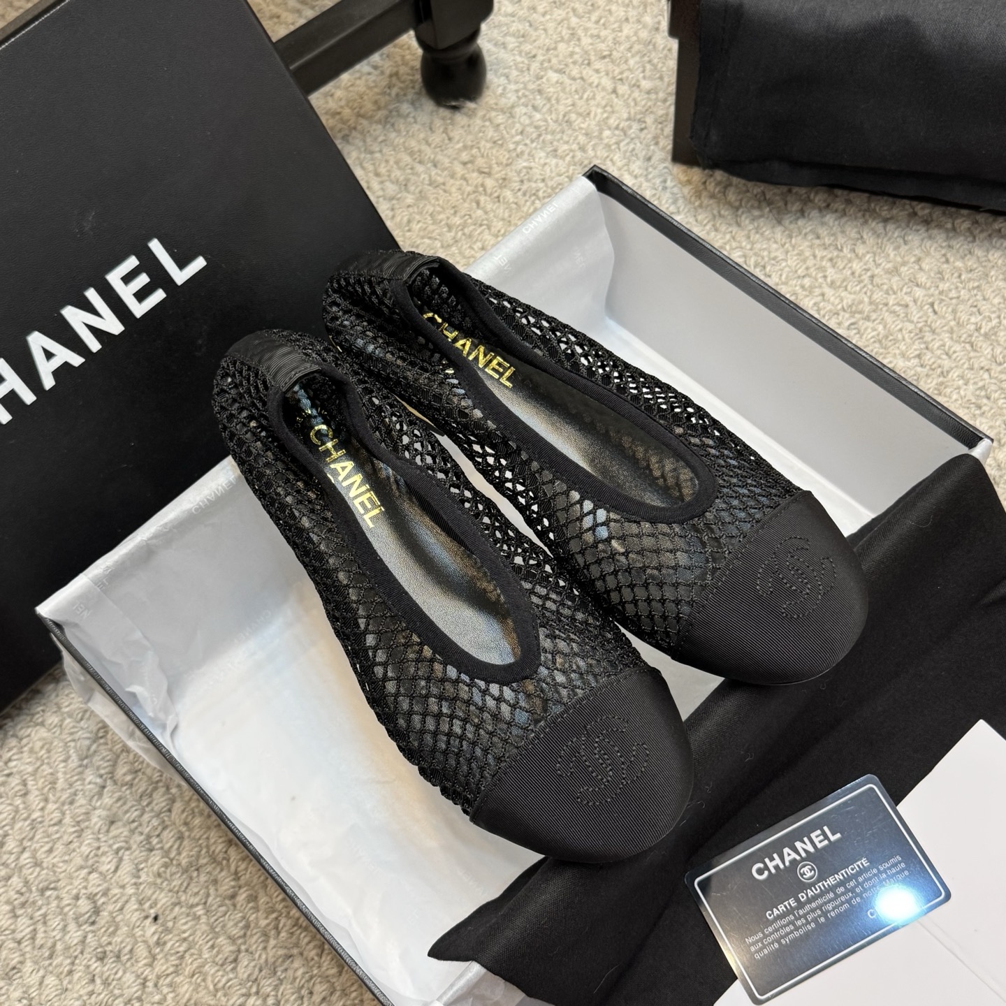 NO:246051,The catwalk Chane* Coco Xiaoxiang Fishing Mesh Breathable Ballet Single Shoes Sandals. The original single-quality high-end 2025 series composes a free and light hymn. The mesh upper is light and breathable, the double C embroidered logo is vividly displayed on the upper, about 1.7cm metal heel is dazzling, the upper material is mesh knitted, the inner water dye goatskin inner footbed, the inner marking font is consistent, the sole imported from Italian leather outsole, the size is 35-39 (customized for 40) with Xiaoxiang top-grade high-end ribbon, full package, sandals, chanel, sandals, sheepskin, Leather soles19860909走秀款 Chane* Coco小香渔网格透气芭蕾单鞋凉鞋. 原单品质高版本2025系列谱写一曲自由轻灵的赞歌,网格鞋面轻盈透气,双C刺绣徽标跃然鞋面,约1.7cm金属后跟炫目耀眼, 鞋面材质网格针织面料 内里水染山羊皮内里垫脚、内里标码字体一致 大底进口意大利真皮大底 码数35-39码（40定做) 配小香顶级高端丝带、全套包装,凉鞋,chanel,sandals,sheepskin,Leather soles,Women's Shoes