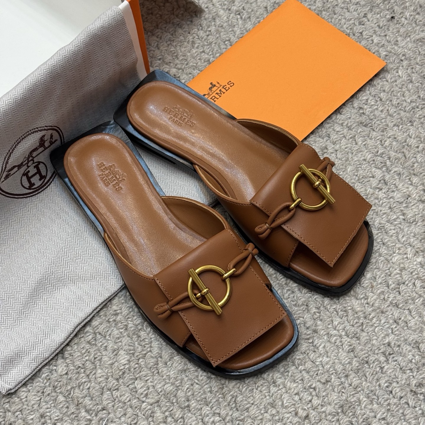 NO:245859,High-version Herme* H Home New Aima*Isle Calfskin Low-heel Sandals Slippers ZP Buy, Top-grade original single quality, the highest version on the market, batch, imported upper, top-layer calfskin, footbed mixed-bred lambskin, original molded sole. Get what you pay for, real materials, whether it is leather, last, sole, or craftsmanship, they are the same as ZP. Flexible calfskin creates a wide one-line upper design, skin-friendly sheepskin wraps the feet, both breathability and softness. Paired with the iconic Glenan shoe buckle embellishment upper, continuing Hermè* classic arts and craftsmanship. About 3 cm of elegant square heel, keeping it comfortable all day. Create an elegant urban look with nautical style. Size35-39 sizes (40 and 41 can be customized without return or exchange) Color black, Paris white, brown Heel height is about 3 cm  High-end imported leather sole with H full set of high-end packaging, slippers, hermes, hermes, sandals, slippers, cowhide, sheepskin, Leather soles19860909高版本 Herme* H家新款爱马*Isle小牛皮低跟凉鞋拖鞋 ZP购入,顶级原单品质,市面最高版本,批 鞋面进口头层小牛皮,垫脚混种羊羔皮,原版开模大底.一分钱一分货,真材实料,无论是皮料、楦型、鞋底、工艺,都跟ZP一致 柔韧小牛皮打造宽幅一字鞋面设计,亲肤绵羊皮包裹双足,透气性与柔软度兼备.搭配标志性Glenan鞋扣点缀鞋面,延续Hermè*经典工艺美学.约3厘米优雅方跟,保持全天舒适.以航海风格,打造都市优雅造型.  Size35-39码（40、41可定制不退不换） 颜色黑色、巴黎白、棕色  跟高约3厘米  鞋底高端进口真皮大底 配H全套高端包装,拖鞋,hermes,hermes,sandals,slippers,cowhide,sheepskin,Leather soles,Women's Shoes