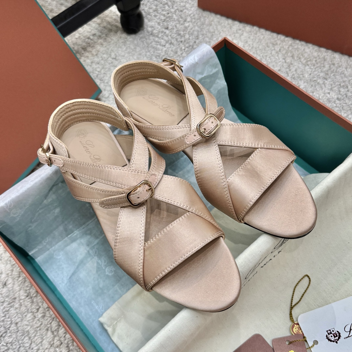 NO:409838,High-version Loro Piana Open Walk Top Purchase Edition Customized for ZP, Top-level version on the market ~ New Floaty flat-soled moccasin shoes are made of soft, breathable and elastic silk cloth Multi-colored color Silk cloth upper inner insole sheepskin Sole is the best version~ Imported fixed leather outsole Size size 35-41 (customized for size 40.41) Full package with LP, sandals, loro pigana, loro pigana, sandals, sheepskin, real silk, Leather soles19860909高版本 Loro Piana Open Walk 顶级代购版对ZP定制,市面顶级版本 ～新款Floaty平底莫卡辛鞋采用柔软、透气且富有弹性的真丝布制作 颜色多色 鞋面真丝布 内里鞋垫绵羊皮 鞋底认准最好版本～进口定型真皮大底 Size 35-41码（40.41码定做） 配LP全套包装,凉鞋,loro piana,loro piana,sandals,sheepskin,real silk,Leather soles,Women's Shoes