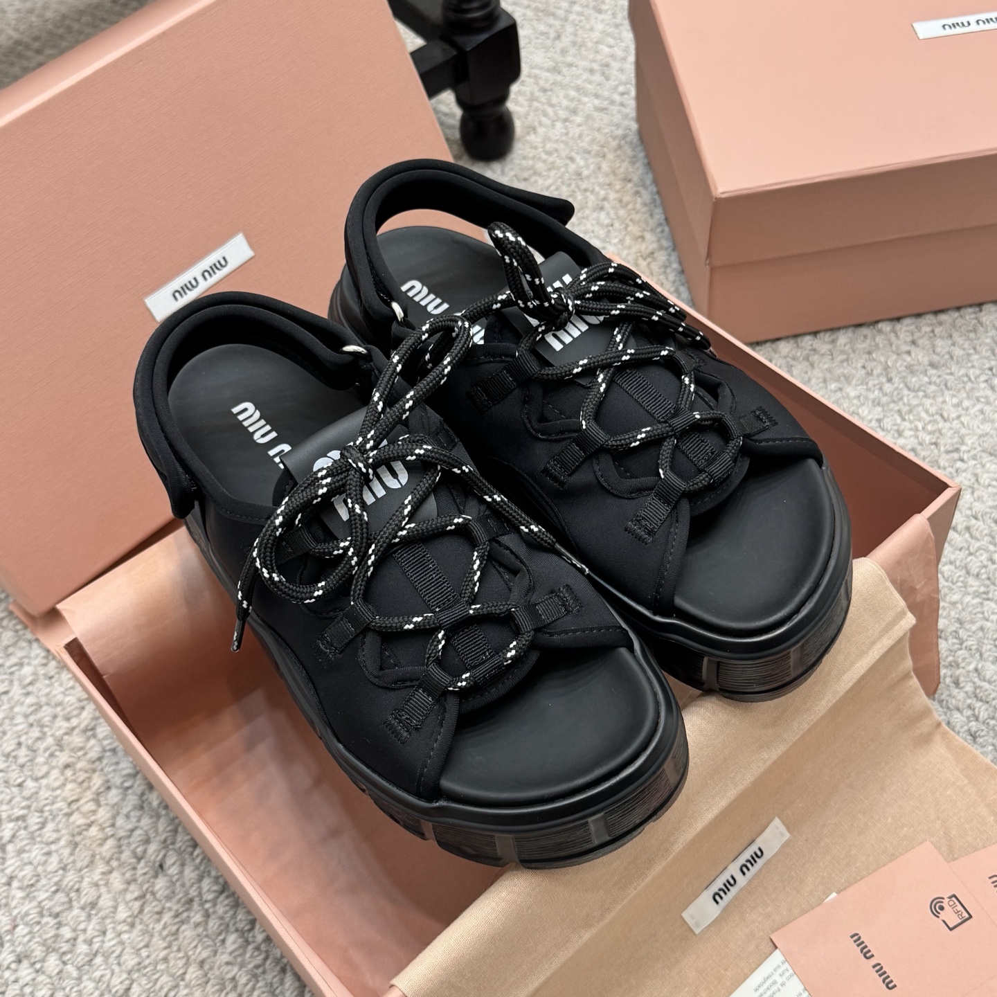 NO:265822,Increased model MIUMIU2025 summer new thick-soled strap girl-style sponge cake bottom Velcro sandals. Miao Miao's new model is now on the designer!  It looks good, not only heighten, but also not heavy. This shoe is highly recommended to wear, it is very easy to wear. There is also a small brand of Miu Miu logo on the shoelaces, which adds a little agility... The upper imported lycra, the original imported lycra, the sole, the Ev foamed sole, the sandals, the sandals19860909增高款 MIUMIU2025夏季新款厚底绑带少女风松糕底魔术贴凉鞋. 缪缪新款今年设计师快挂啦！好好看,不仅增高,底也不沉,这款鞋子强烈推荐上脚,也太好穿了吧,鞋带上还有Miu Miu logo的小名牌,更添加一丝灵动… 鞋面原版进口莱卡 内里原版进口莱卡 大底,Ev发泡大底 Size:35-40(40定做),凉鞋,miumiu,sandals,Women's Shoes