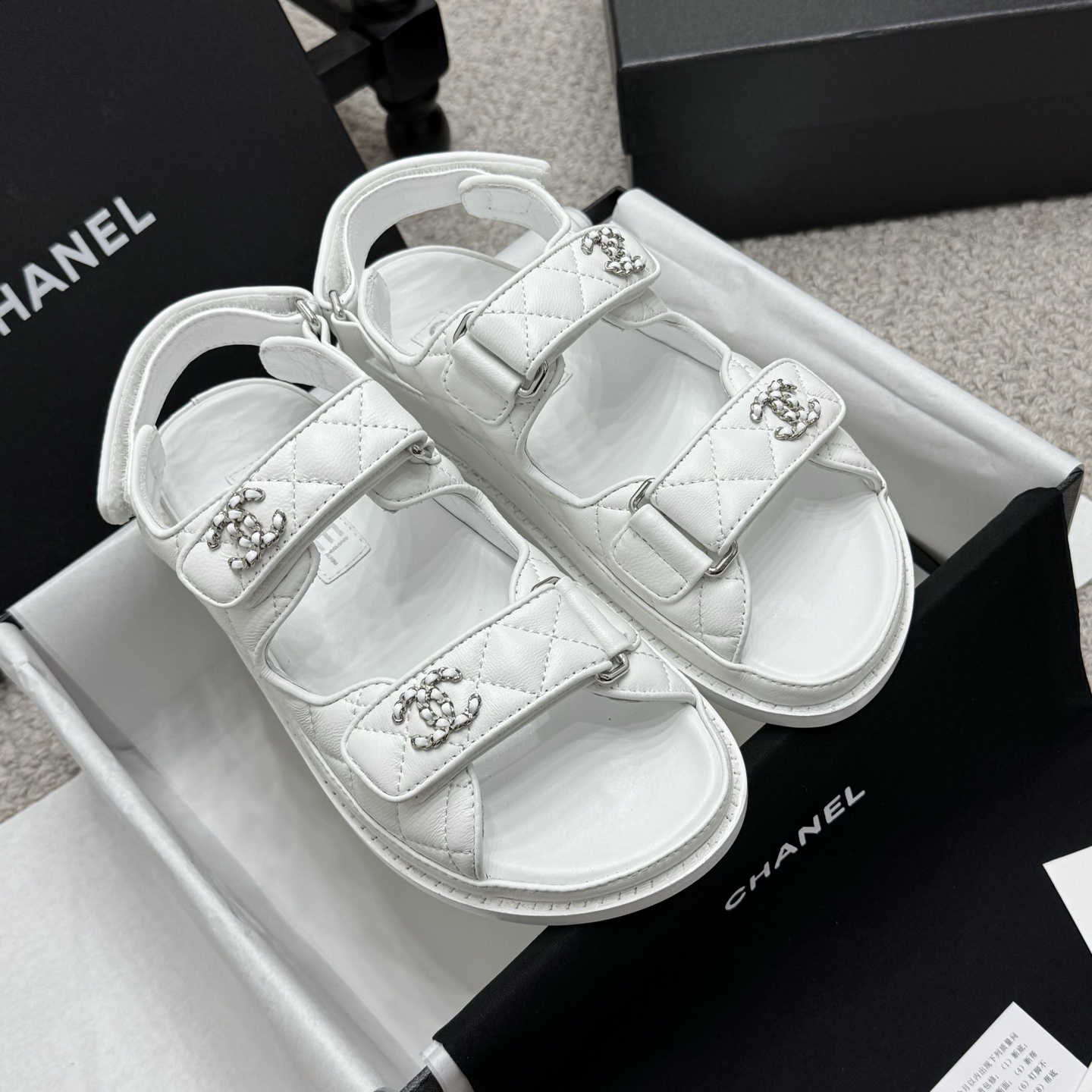 NO:265836,Classic * 25C ​​spring and summer classic slippers!  Beach shoes are booming on the entire network!  The latest model in the counter is still made me willing to buy it. Only by buying it will you know its fashion. Popular and popular models must be ranked. All four seasons of matching are invincible. Various bloggers and internet celebrity styles are all visible. Super recommended models!  This series is available now. Buy for 10,600!  Full-layer luxury leather large bottom, original material!  Welcome to compare!  材质牛油皮 内里皮里 大底真皮大底 Size35-42 均配顶级专柜级包装！  sandals sandals slippers Leather soles19860909经典款 * 25C春夏经典款拖鞋！ 沙滩鞋全网爆爆爆！专柜最新款,上脚依然让我心甘情愿剁手入,购入手才会知道它的时髦,人气爆款必须得有它排名,四季搭配都无敌了,各种博主、网红范搭配尽显眼前,超级推荐款！本系列现已发售. 以10600购入！全层奢侈真皮大底,原版材料！欢迎对比！ 材质牛油皮 内里皮里 大底真皮大底 Size35-42 均配顶级专柜级包装！,凉鞋,sandals,slippers,Leather soles,Women's Shoes