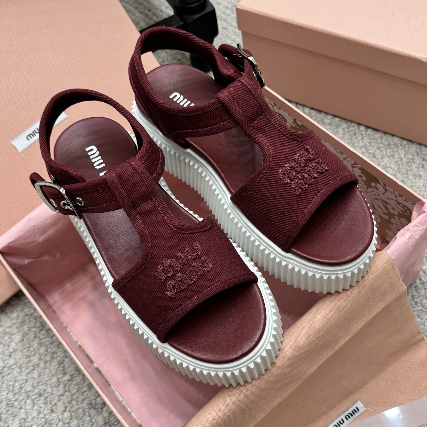 NO:265828,Fashionable MIUMIU｜Mu Miu 25s new sponge cake sandals Miu Miu The official websites of major purchasing agents in the world that were released on the show are very popular. They are simple and casual and unruly and reflect the beauty of tannins. The whole pair of shoes is simple and fashionable, and the feet are very light and versatile!  Fabric: cloth lining: sheepskin lining original sole Size: 35-40, sandals, miumiu, sandals, sheepskin19860909时尚款 MIUMIU｜缪缪25s新品松糕底凉鞋Miu Miu 缪缪大秀上爆出的全球各大代购官网火爆上市.简单很随意不羁又能体现单宁美感,整双鞋子设计简约时尚,上脚非常轻便 百搭！ 面料: 布面 内里: 羊皮内里 鞋底原版鞋底 Size:35-40,凉鞋,miumiu,sandals,sheepskin,Women's Shoes