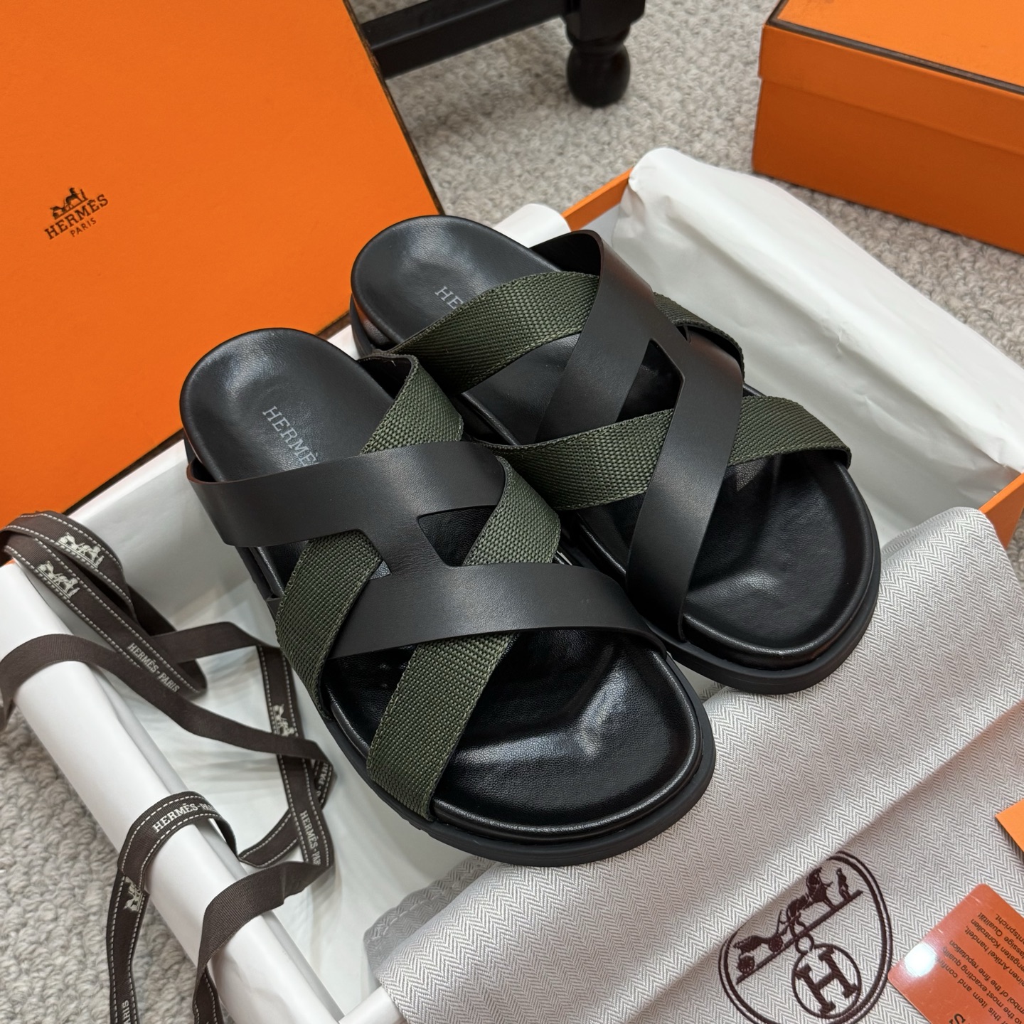 NO:265831,High-version Herme* H Home New Aima*Isle Calfskin High-heeled Sandals and Slippers ZP Buy, Top-level Original Quality, The highest version on the market, Batch Imported Upper Toe-layer Calfskin, Floating Mixed Lambskin, Original Open-Model Outsole. Get the money for you, Real Materials, Whether it is leather, last, sole, or craftsmanship, they are the same as ZP Flexible Calfskin Create a wide-size one-line upper design, skin-friendly sheepskin Size35-39 (40, 41 can be customized) High-end original sole with H full set of high-end packaging, slippers, hermes, hermes, sandals, slippers, cowhide, sheepskin19860909高版本 Herme* H家新款爱马*Isle小牛皮高跟凉鞋拖鞋 ZP购入,顶级原单品质,市面最高版本,批 鞋面进口头层小牛皮,垫脚混种羊羔皮,原版开模大底.一分钱一分货,真材实料,无论是皮料、楦型、鞋底、工艺,都跟ZP一致 柔韧小牛皮打造宽幅一字鞋面设计,亲肤绵羊皮 Size35-39码（40、41可定做）  鞋底高端原版大底 配H全套高端包装,拖鞋,hermes,hermes,sandals,slippers,cowhide,sheepskin,Women's Shoes