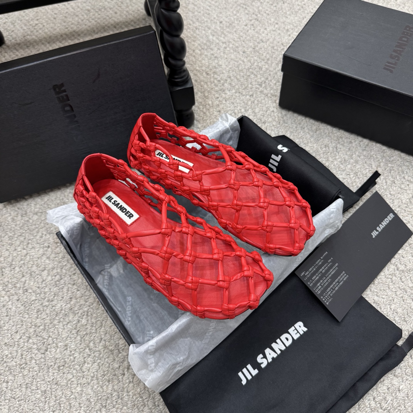 NO:409834,Simple style Jil sander 2025 Jill Sandals Series!  The latest hot spring and summer fashion high-heeled pointed-toe sandals This is really amazing. It's so fashionable that it's so fashionable that it's flying. I can't expect that there is any reason to reject this sandal. Any concave style is perfectly minimalist and crafted. A must-have for fashionable essence that must not be missed. There is no complicated decoration. The texture is excellent. The pure and minimalist feel is neat and poetic. Super versatile and not easy to wear... The standard configuration index for daily vacation is 100 points. The upper is handmade leather braided. The inner foot padded sheepskin. The soles are imported from Italy. The size is 35-40. Sandals, jil sander, sandals, sheepskin, Leather soles19860909简约款 Jil sander 2025吉尔·桑达早春凉鞋系列！春夏最新爆款时髦高跟尖头带子凉鞋 这款真的绝了 时髦到飞起 想不到有任何理由可以去拒绝这款凉鞋 随便凹个造型都满分极简主义当头编制,时髦精绝对不能错过的必入款,没有任何繁杂装饰,质感极好的vintage感,纯粹和极简做得利落又诗意 超级百搭不易装款……日常度假标配指数100分  鞋面手工皮革编织  内里垫脚羊皮  大底意大利进口真皮大底  码数35-40,凉鞋,jil sander,sandals,sheepskin,Leather soles,Women's Shoes