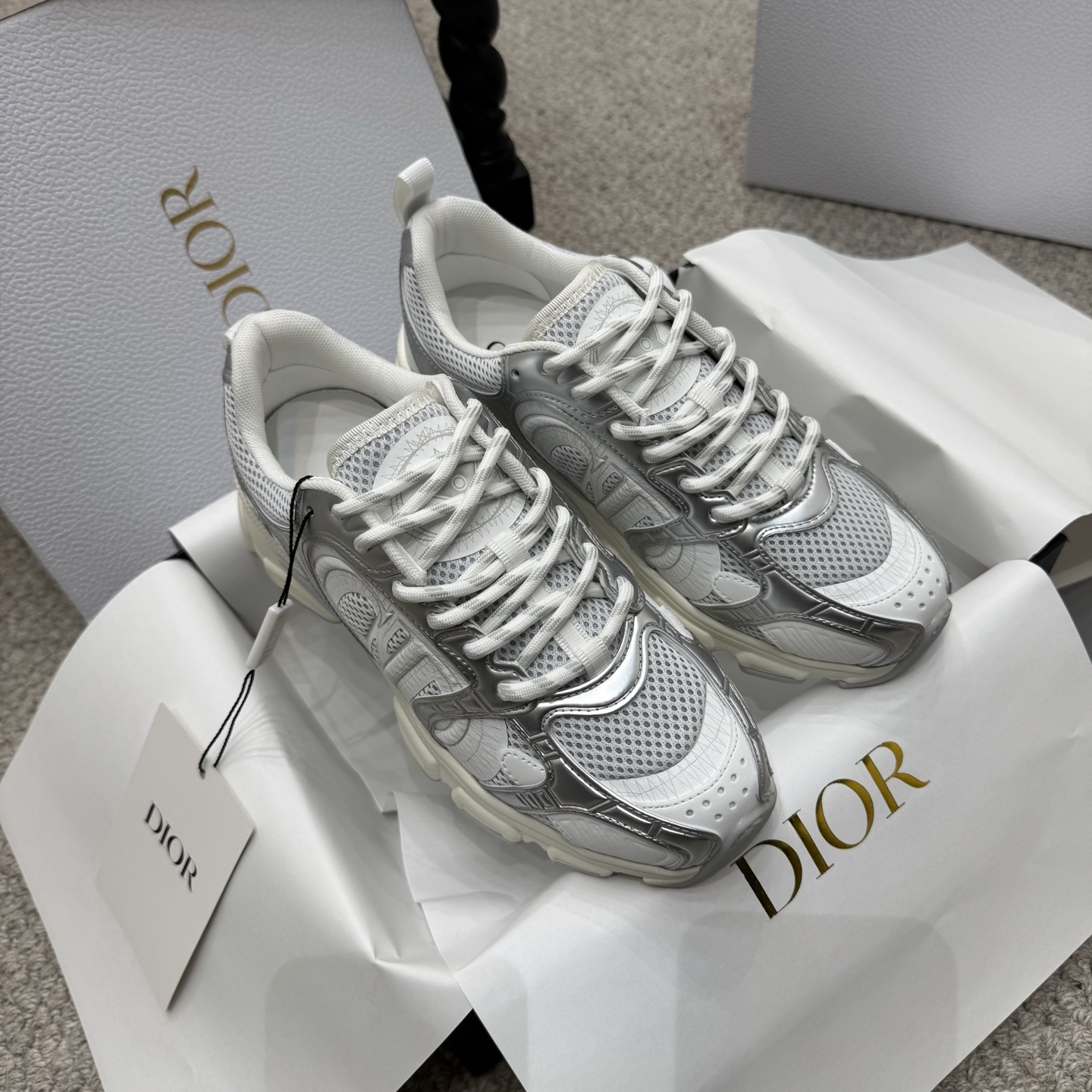 NO:408625,Hot DIOR CHRONO DIO high-end version. Original development of new TPU absorbent film ultra-light and extremely soft combination sole. Sports style...sports shoes... dad shoes... super beautiful and amazing... celebrities and internet celebrities from all walks of life are putting on the feet. The dazzling logo is classic and versatile for all seasons... The painting style sneakers that you can fall in love with at a glance; the mix of leather and mesh painting art materials. The CD logo outlined by the thin lines on the side is unique. The details are full... The quality is completely consistent with the counter. The configuration of the original packaging of the counter. SIZE35-40 (41 can be customized), dad shoes, dior, dior, sneakers19860909爆款 DIOR CHRONO 迪奥高版本. 原版开发全新TPU吸膜超轻极软组合大底. 运动风格…运动鞋..老爹鞋.. 上脚超美超赞..各路明星网红纷纷上脚..耀眼logo经典百搭四季皆宜..一眼就能爱上的绘画风格运动鞋；皮革与网面绘画艺术材质的混搭.侧面细线勾勒的CD logo别出心栽..细节满满… 品质完全与专柜一致.. 配置专柜原版包装. SIZE35-40（41可订做),老爹鞋,dior,dior,sneakers,Women's Shoes