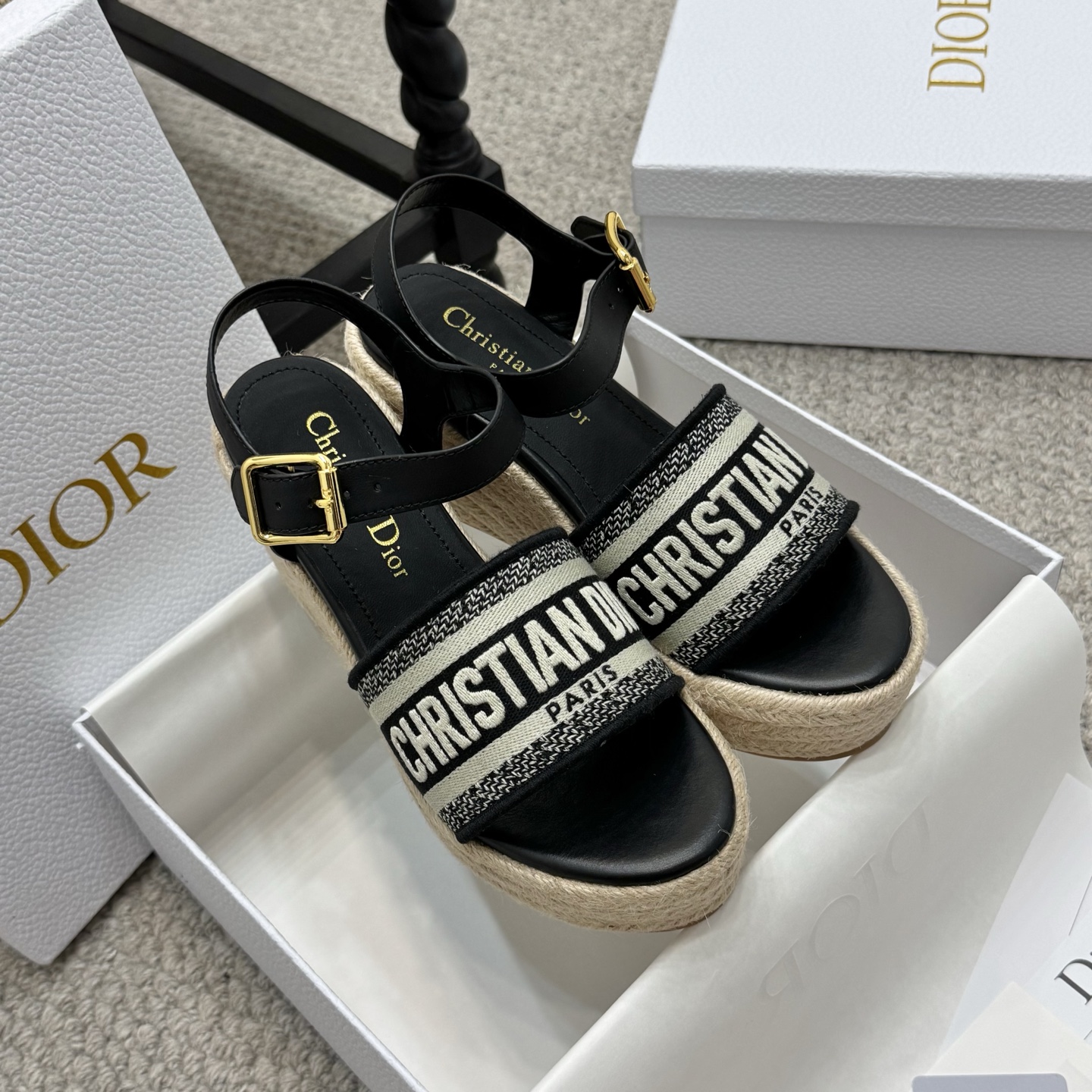 NO:382528,The height-enhanced Dior 25ss summer high-end new sandals. Simple and super versatile. It is perfect and luxurious to wear with spring and summer clothing at will. The foot feels more comfortable!  The original material is perfectly replicated. The original disassembled mold. The original fabric is customized with original inner lining. The original custom sheepskin footbed. The original custom sheepskin. The original sole is woven wedge outsole. The heel height is 9.5cm. The original packaging is full set of sizes 35-41. Sandals, dior, dior, sandals, sheepskin.19860909增高款 Dior 迪奥 25ss 夏季高版本新款凉鞋. 简约超级百搭. 上脚完美奢华可任意搭配春夏服饰. 脚感更是舒适！材质原版完美复刻. 原版拆解开模. 面料原版定制面料 内里原版定制羊皮 垫脚原版定制羊皮 大底原版编织坡跟大底 跟高9.5cm 包装原版全套包装 码数35-41,凉鞋,dior,dior,sandals,sheepskin,Women's Shoes