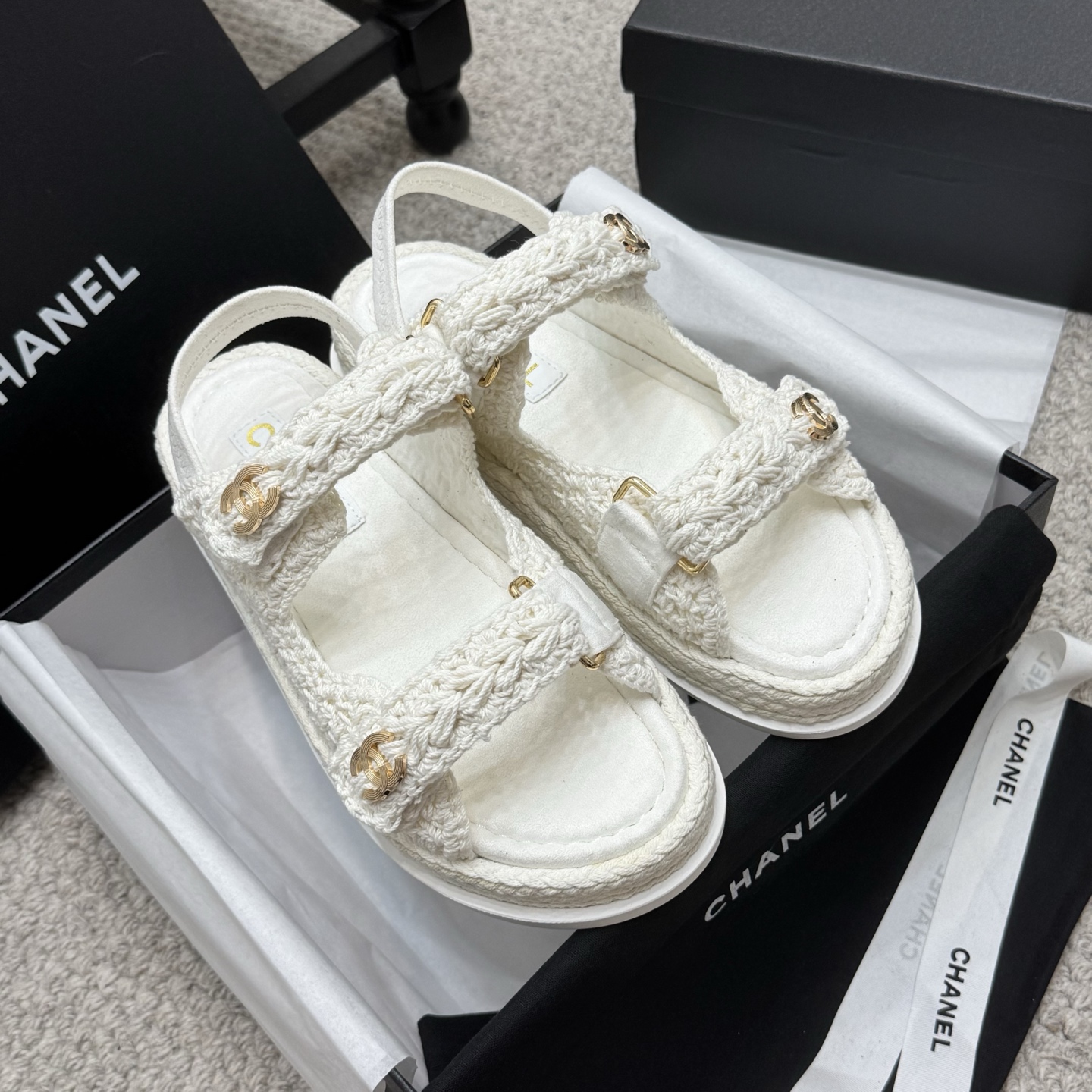 NO:390976,Classic * 25C ​​Spring and Summer Classic Sandals!  Beach shoes are booming on the entire network!  The latest model in the counter is still made me willing to buy it. Only by buying it will you know its fashion. Popular and popular models must be ranked. All four seasons of matching are invincible. Various bloggers and internet celebrity styles are all visible. Super recommended models!  This series is available now. Buy for 10,600!  Original material!  Welcome to compare!  Material original fabric Nelipili big bottom original big bottom Size35-41 are all equipped with top-level counter-level packaging!  ,slippers sandals,sandals,slippers19860909经典款 * 25C春夏经典款凉拖鞋！ 沙滩鞋全网爆爆爆！专柜最新款,上脚依然让我心甘情愿剁手入,购入手才会知道它的时髦,人气爆款必须得有它排名,四季搭配都无敌了,各种博主、网红范搭配尽显眼前,超级推荐款！本系列现已发售. 以10600购入！原版材料！欢迎对比！ 材质原版面料 内里皮里 大底原版大底 Size35-41 均配顶级专柜级包装！,拖鞋凉鞋,sandals,slippers,Women's Shoes