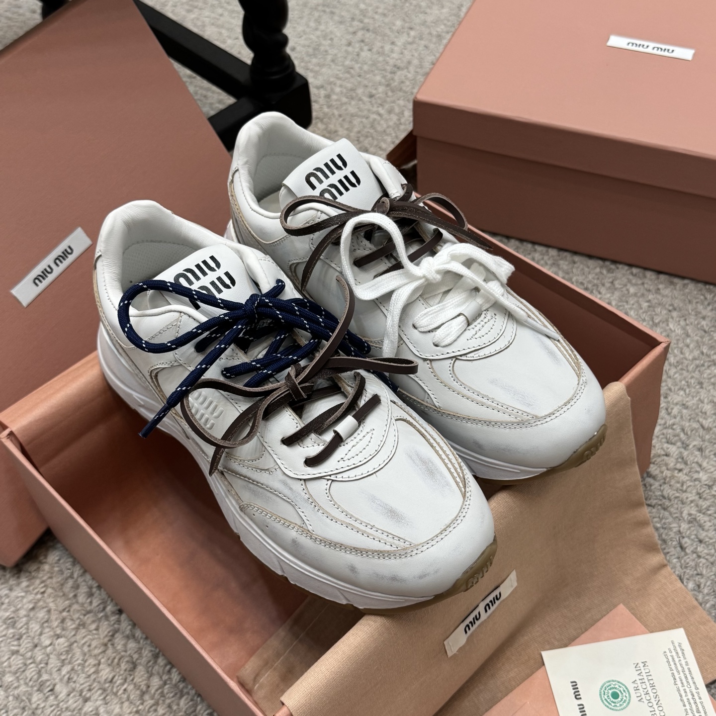 NO:409827,Super Miu Miu 25ss Miu Miu Spring and Summer new dad shoes are popular in the American campus. The overall shoe shape is smooth and delicate, not heavy at all, can completely expose the ankles, and the leg lines are good proportions, retro and fashionable. The overall shoe shape is smooth and delicate, not heavy at all, can completely expose the ankles, and the leg lines are good proportions. The imported cowhide color of fabric (every pair is unique) cow velvet inner lining imported breathable mesh spliced ​​sheepskin sole original open molded sole Size35-41 (41 custom made), casual shoes/sports shoes, miumiu, sneakers, cowhide, sheepskin19860909爆款 超Miu Miu 25ss 缪缪春夏新款老爹鞋增高厚底休闲运动鞋 风行美国校园.整体鞋型圆滑秀气,一点不笨重,可以完全露出脚踝处,称得腿部线条比例较好,复古又时髦 整体鞋型圆滑秀气,一点不笨重,可以完全露出脚踝处,称得腿部线条比例较好. 面料进口牛皮擦色(每一双都独一无二)牛反绒 内里进口透气网拼接羊皮里 鞋底原版开模大底 Size35-41（41定做),休闲鞋/运动鞋,miumiu,sneakers,cowhide,sheepskin,Women's Shoes