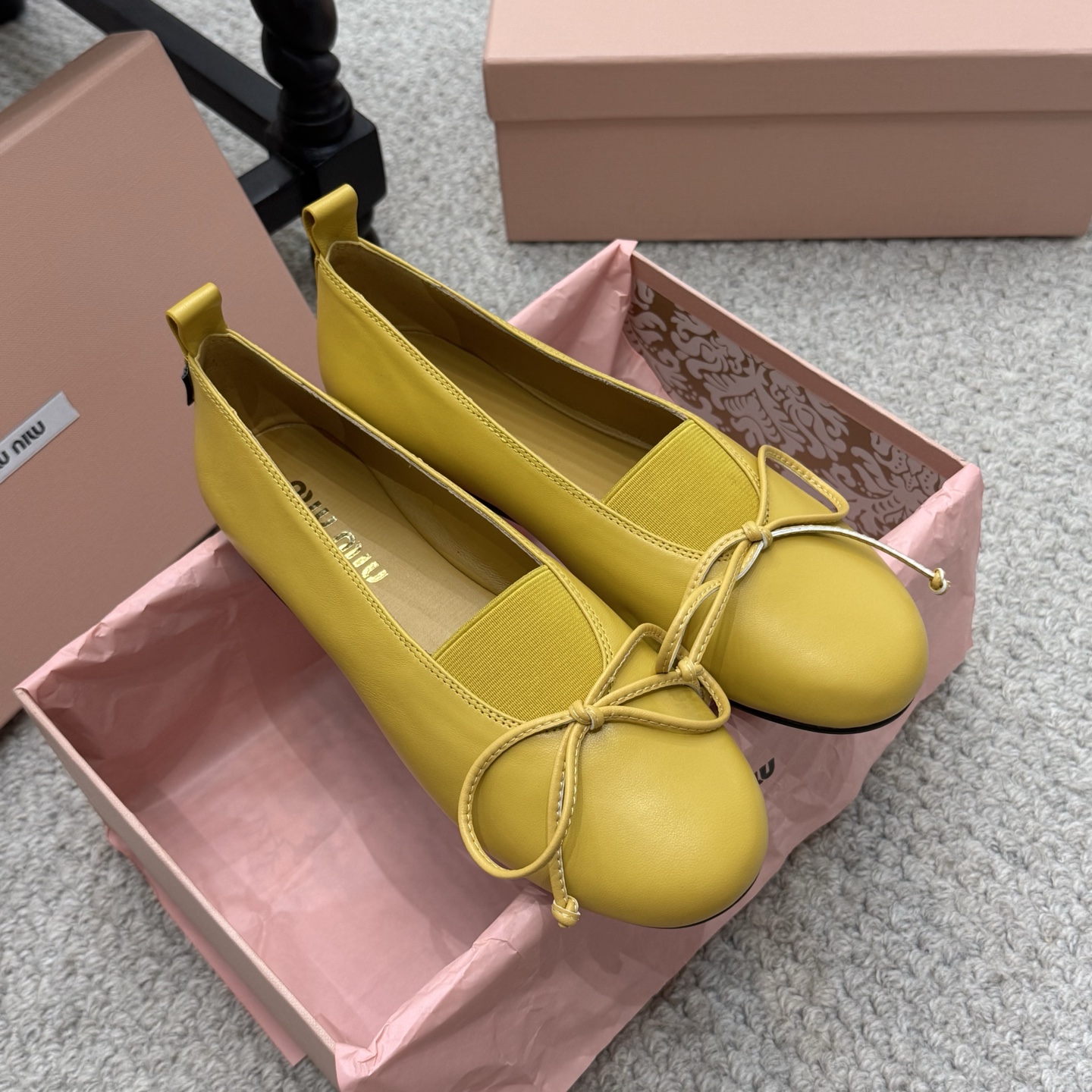 NO:409832,Fashionable MIU｜The pair of sneakers that appeared on the Bow-Teaked Fashionable Ballet Shoes Show has been launched in the world's major purchasing agents. It is simple and casual and unruly, and can reflect the beauty of tannins. The whole pair of shoes is simple and fashionable, and it is very light and versatile!  Fabric: Sheepskin upper Inner: Sheepskin footrest Outsole: Original open molded outsole Size: 35-40, ballet shoes, miumiu, sheepskin19860909时尚款 MIU｜蝴蝶结时尚芭蕾舞鞋大秀上爆出的这双球鞋 后全球各大代购官网火爆上市. 简单很随意不羁又能体现单宁美感,整双鞋子设计简约时尚,上脚非常轻便 百搭！ 面料: 羊皮鞋面 内里: 羊皮垫脚 大底:原版开模大底 Size:35-40,芭蕾舞鞋,miumiu,sheepskin,Women's Shoes