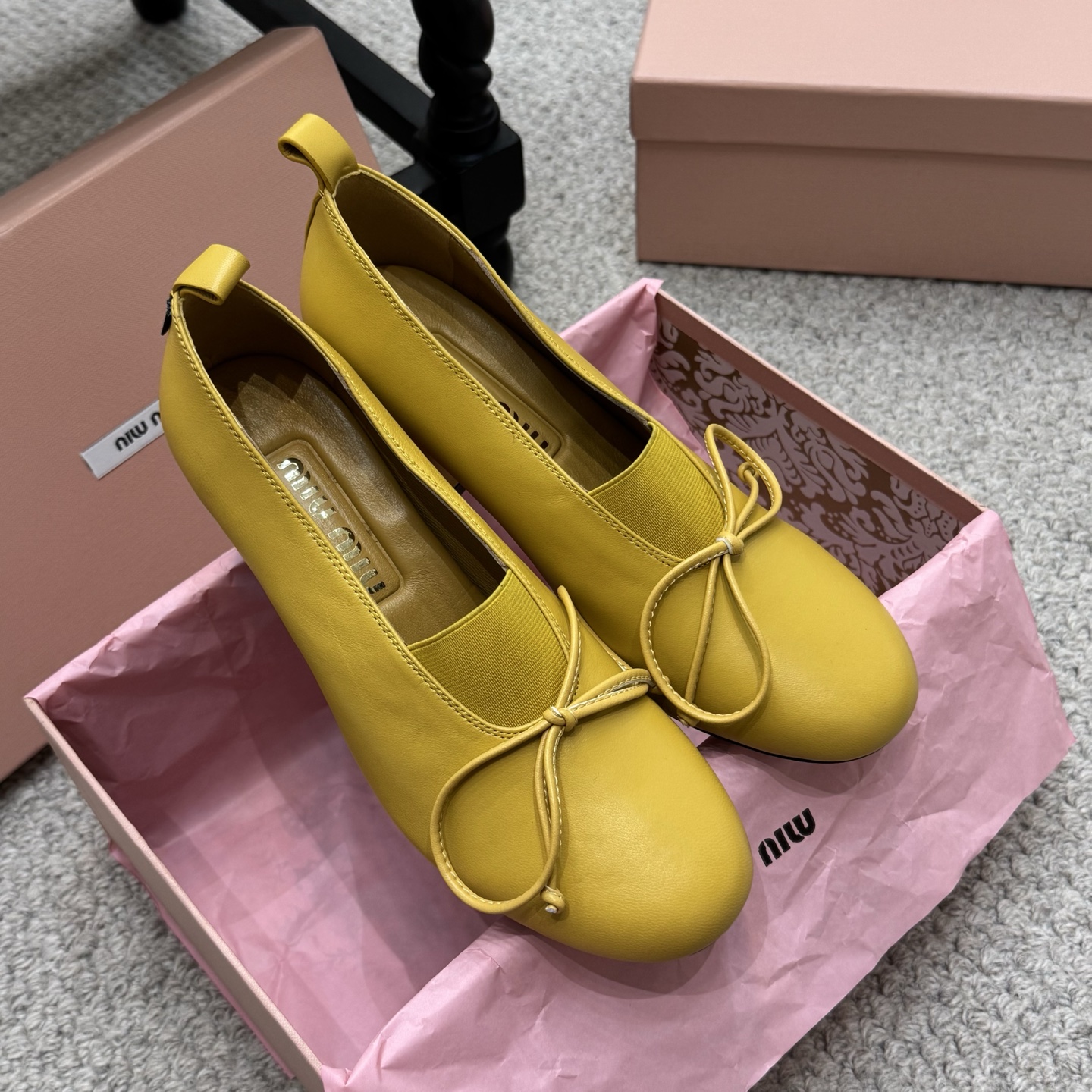 NO:409835,Fashionable MIU｜The pair of sneakers that appeared on the Bow-Teaked Fashionable Ballet Shoes Show has been launched in the world's major purchasing agents. It is simple and casual and unruly, and can reflect the beauty of tannins. The whole pair of shoes is simple and fashionable, and it is very light and versatile!  Fabric: Sheepskin upper Inner: Sheepskin footrest Outsole: Original open molded outsole Size: 35-40, ballet shoes, miumiu, sheepskin19860909时尚款 MIU｜蝴蝶结时尚芭蕾舞鞋大秀上爆出的这双球鞋 后全球各大代购官网火爆上市. 简单很随意不羁又能体现单宁美感,整双鞋子设计简约时尚,上脚非常轻便 百搭！ 面料: 羊皮鞋面 内里: 羊皮垫脚 大底:原版开模大底 Size:35-40,芭蕾舞鞋,miumiu,sheepskin,Women's Shoes