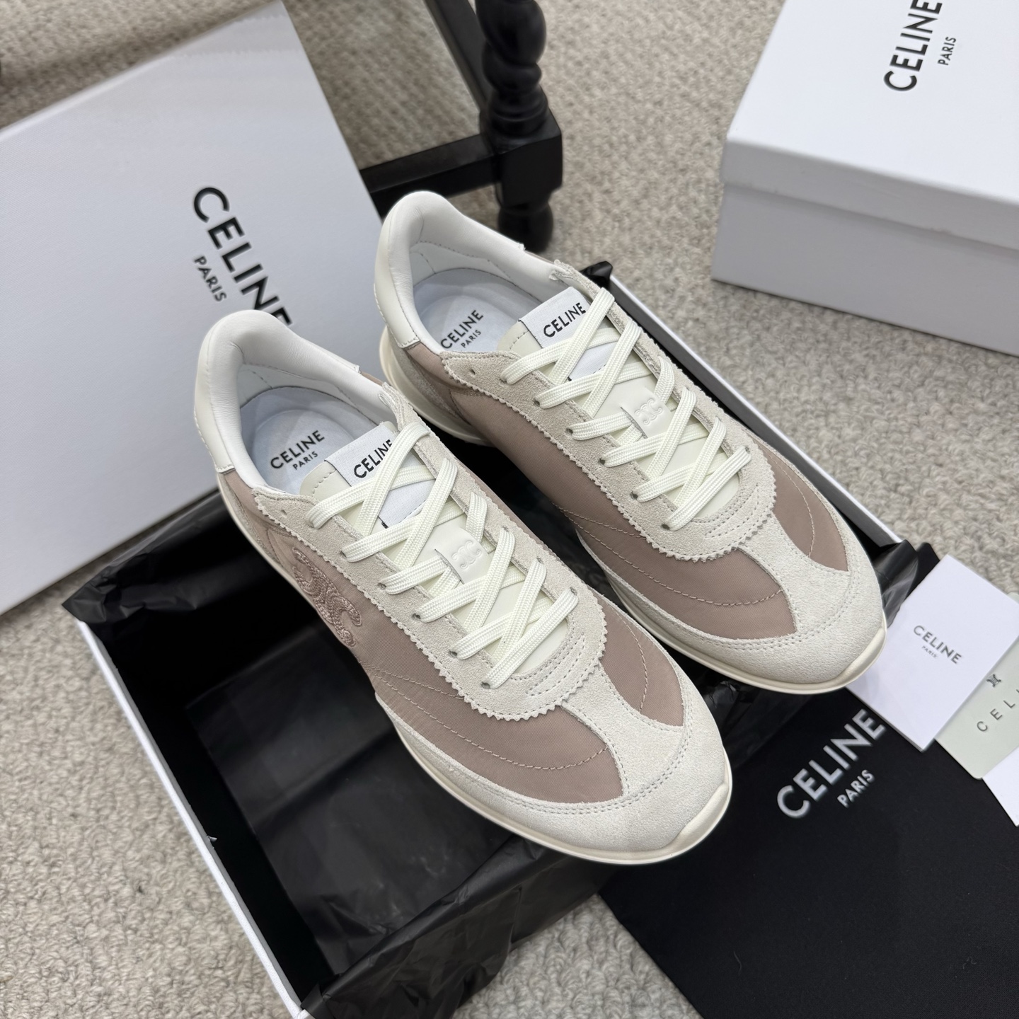 NO:409829,Fashionable model CELINE's latest Racer series for spring and summer Forrest Gump shoes sports shoes... Many celebrity fashion bloggers plant grass Forrest Gump shoes shoe design classic style never goes out of time Cool and versatile Whether it is sports style or casual wear on the street, it can perfectly adapt, easily improving the texture of the overall shape. Moreover, the design of this pair of shoes is very suitable for the foot shape, not tired of walking, and is also breathable in spring and summer, and will not sweat. Whether you are shopping, traveling or exercising, it can become your best match... High mercerized cowhide splicing breathable cloth Original private molding outsole Size35-40, casual shoes/sports shoes, celine, sneakers, cowhide19860909时尚款 CELINE思琳春夏最新款Racer系列 阿甘鞋 运动鞋... 超多明星时尚博主种草 阿甘鞋鞋型设计经典永不过时 酷帅又百搭无论是运动风穿搭 还是日常出街的休闲装,它都能完美适配,轻松提升整体造型的质感 而且这双鞋的设计很贴合脚型,走路不累脚,春夏穿着也很透气,不会闷汗 不管你是去逛街、旅行还是运动,它都能成为你的最佳搭子... 鞋面高丝光牛皮拼接透气布 原版私模大底 Size35-40,休闲鞋/运动鞋,celine,sneakers,cowhide,Women's Shoes